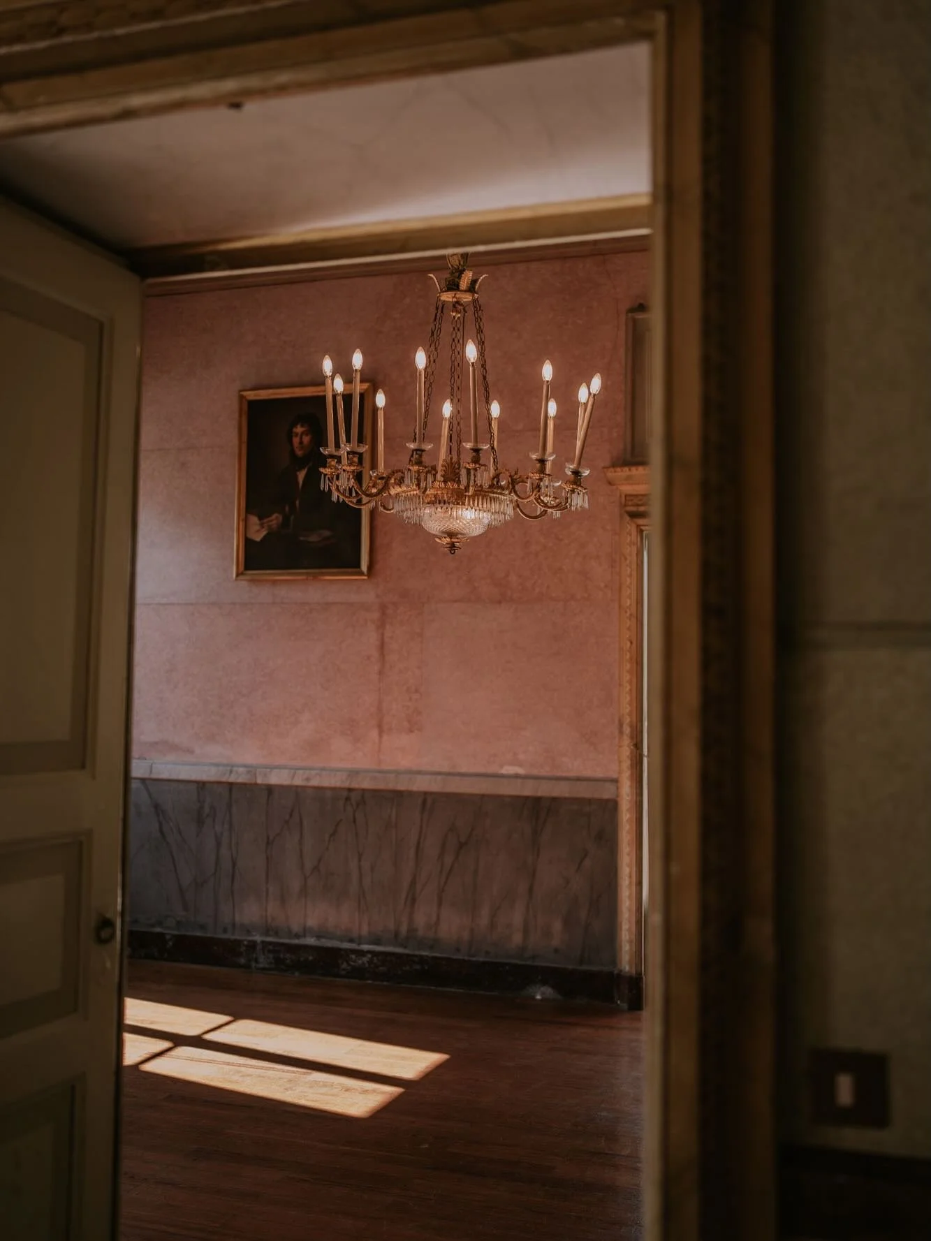 Villa Pizzo and its terraced gardens looking out into Lake Como. A quiet kind magic - just sunlight on the lake, a slight breeze and the footsteps on old stone. Everything feels slower. Softer. Lunch that turns into dinner. Or a wedding weekend, with