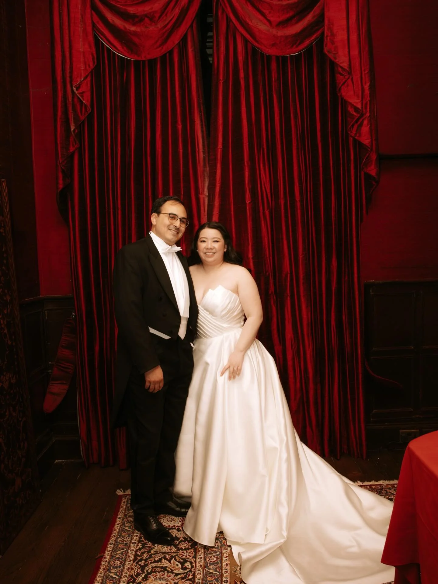 The cosiest winter wedding at the Hinwick House.
Victoria and Michael chose this historic Manor House to celebrate in old English style with their American families (a destination wedding in an English country estate is definitely a vibe, especially 