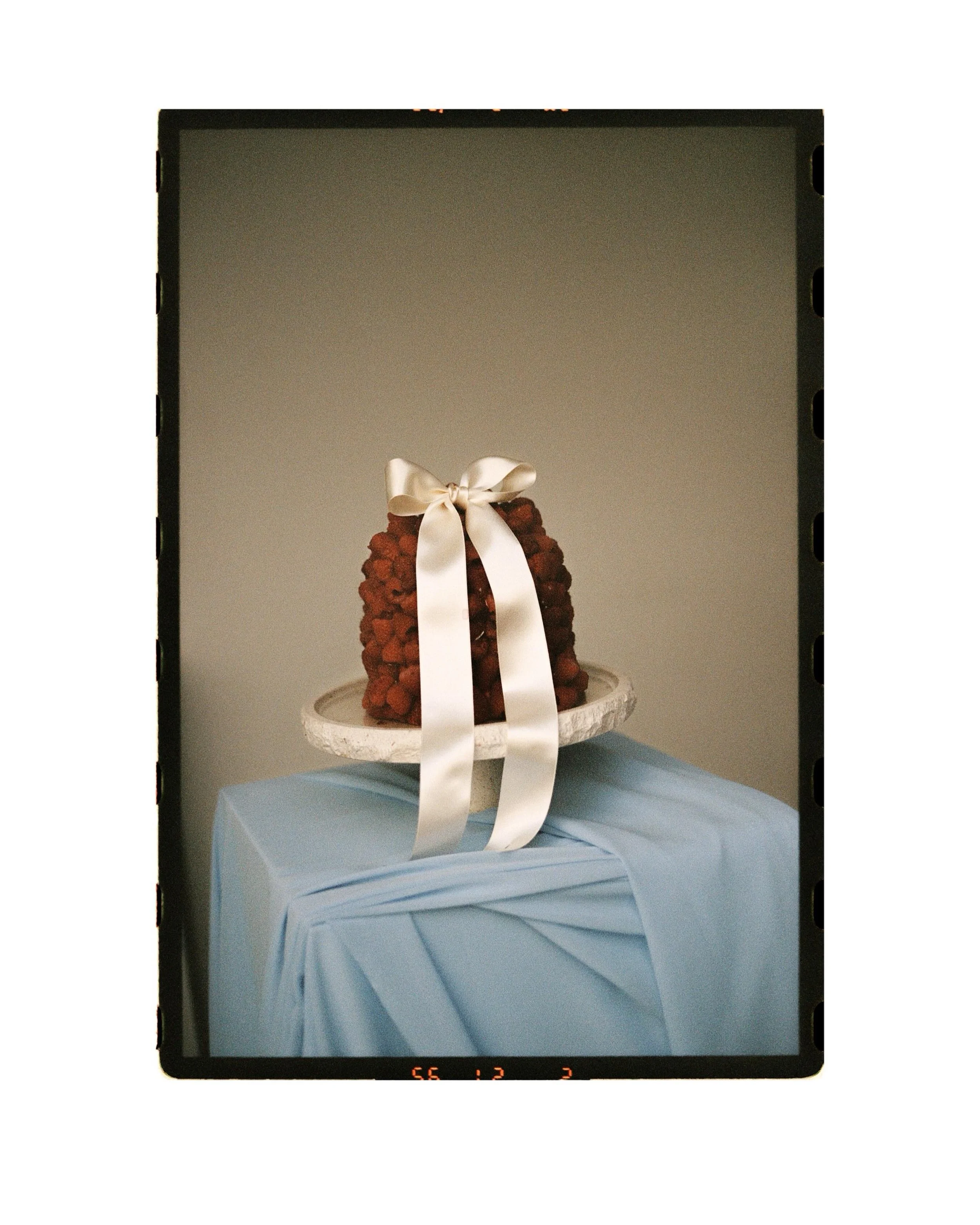 I&rsquo;m a serial wedding cake taster. The moment when the cake rolls in, cut in tiny pieces, is one of my favourite of all wedding moments. I&rsquo;m usually quite tired already and a few bites of this baked gold gives me energy to last through the