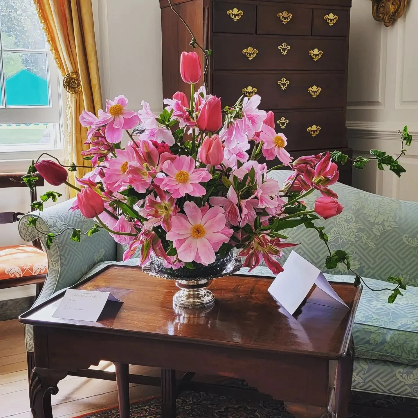 A few beauties from Eyre Hall today! Homes are open until 5:30 pm, so there is still plenty of time to see one more magnificent home, gardens, and arrangements!

#HGW23 
#hgweasternshore