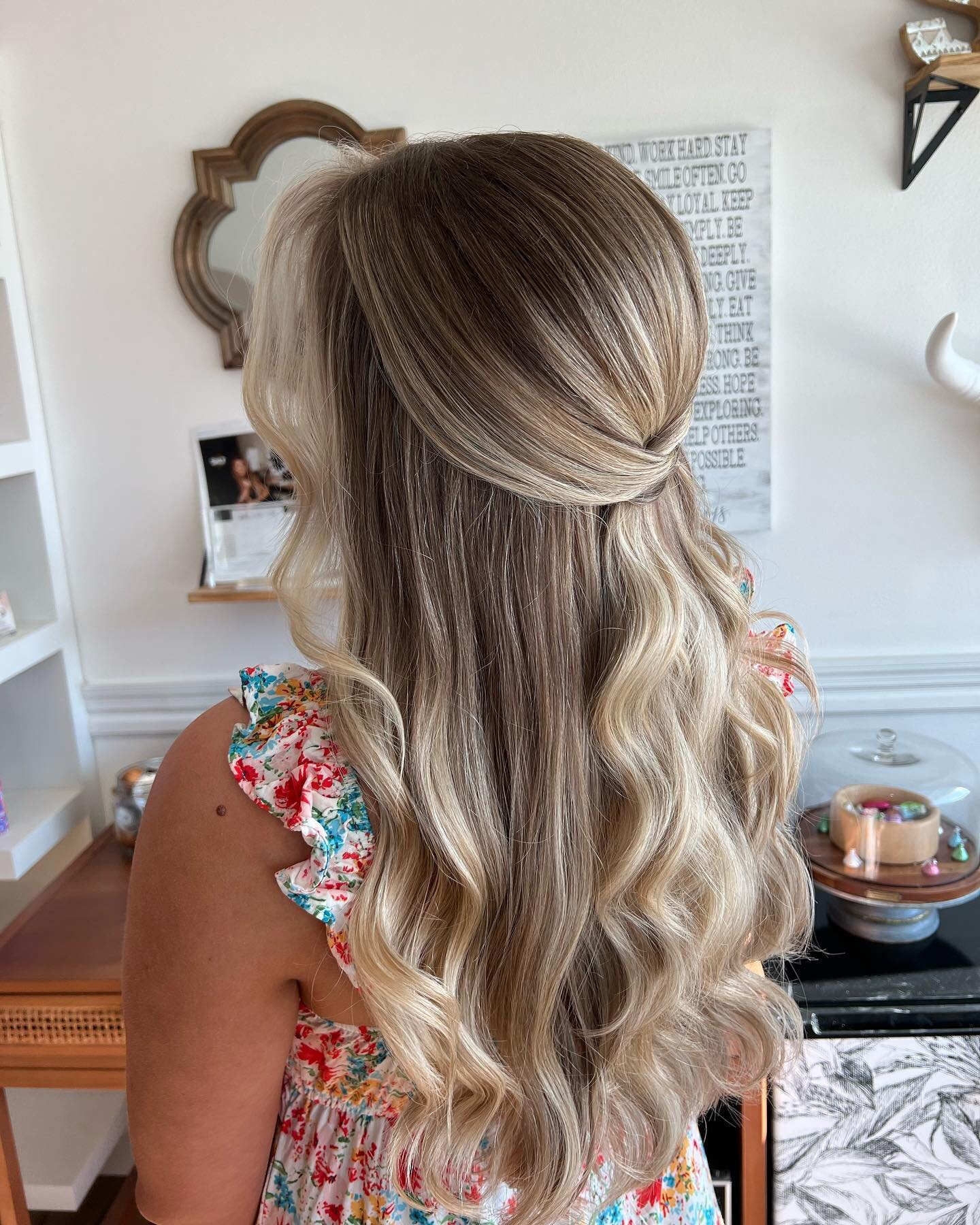 So sleek. So romantic&hearts;️

If you would like to have us apart of your Big Day, click on the link in our bio and fill out our Bridal Inquiry!

#saltbeautybar #weddinghair #weddingmakeup #fortpierce #portstluciesalon #bohowedding #jensenbeachsalon