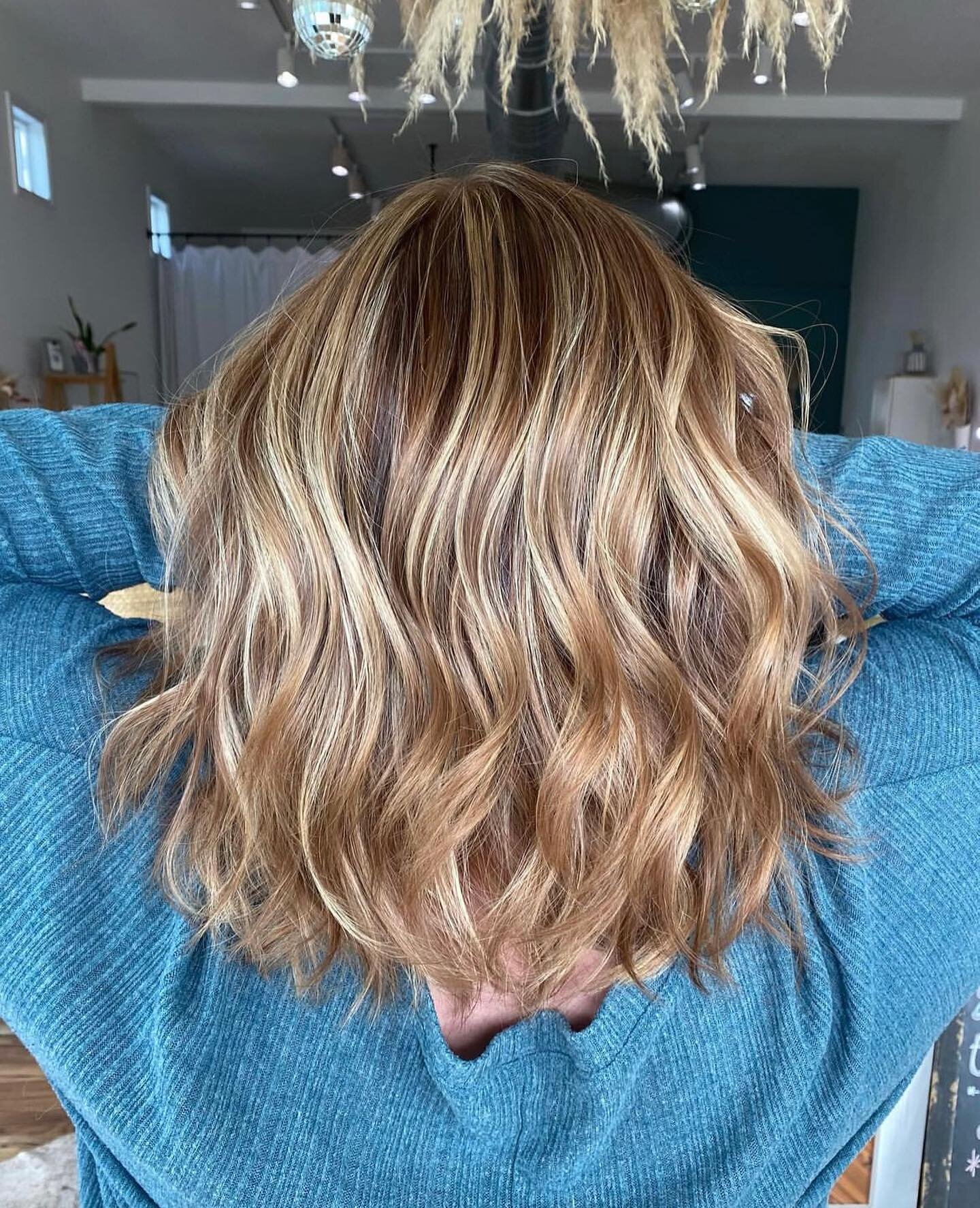 From a faded copper to a blended blonde!❤️&zwj;🔥 @highlightbyhannah KILLED this hair transformation!👏🏼

If you would like to book, click the link in our bio, call (772) 801-5541, or DM @highlightbyhannah directly!

#copper #blondespecialist #highl