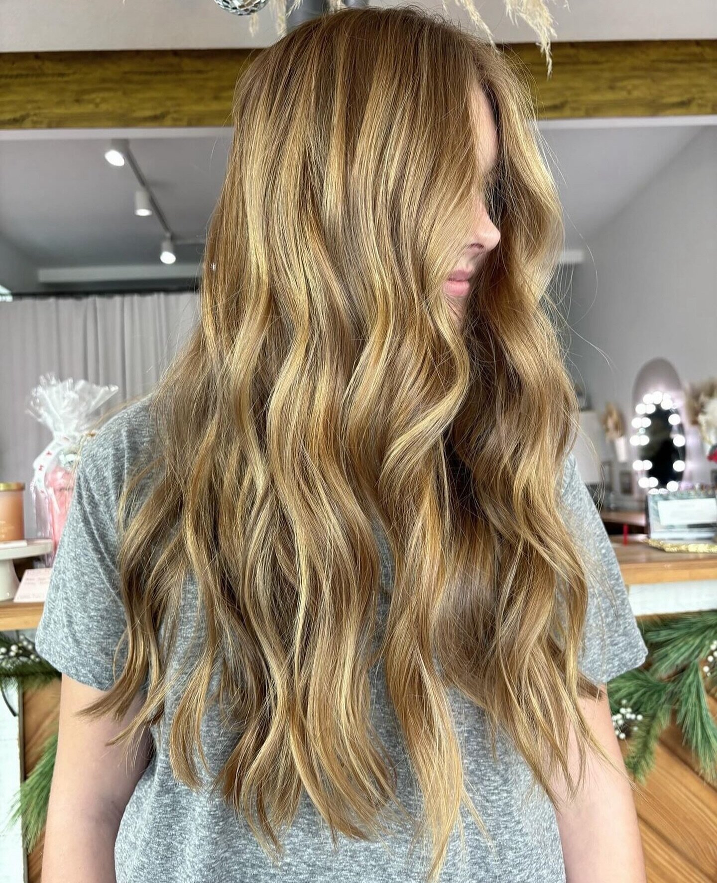@highlightbyhannah created this soft and blended reverse balayage on this beautiful client🩵✨ Can you believe she didn&rsquo;t put a single foil in her hair?! It was all accomplished with @redken shades eq!

#southfloridahairstylist #balayage #behind
