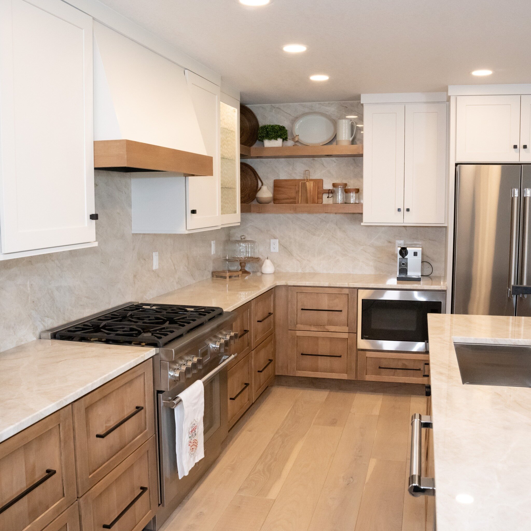 The light and natural beauty of the Showplace Cashew stain on maple creates a bright and airy feel to your home. Connect with us to start dreaming up your new living space!

#mtnkitchens #showplacecabinetry #kitchencabinetry #modernkitchen #twotoneki