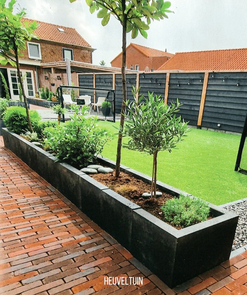 Met betonelementen kun je leuke dingen doen. ✨🧱 Zie hier deze strakke plantenbak en een mooie opberger voor het haardhout met buitenkeuken.