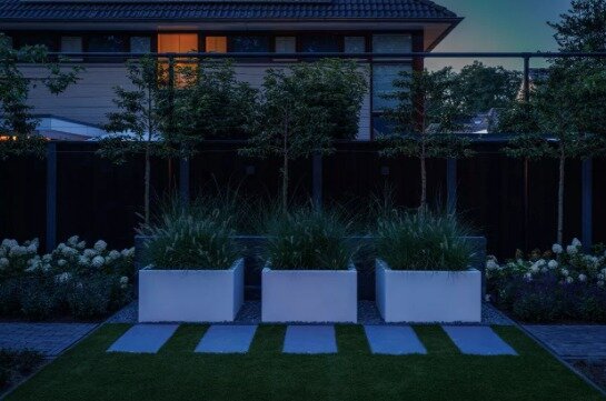 Wil je echt de puntjes op de i zetten in jouw tuin? Deze foto's van Lightpro laten heel goed zien wat een enorm effect en sfeer verlichting in de tuin geeft. Zo geniet je overdag en tot laat in de avond van al het moois!✨💡