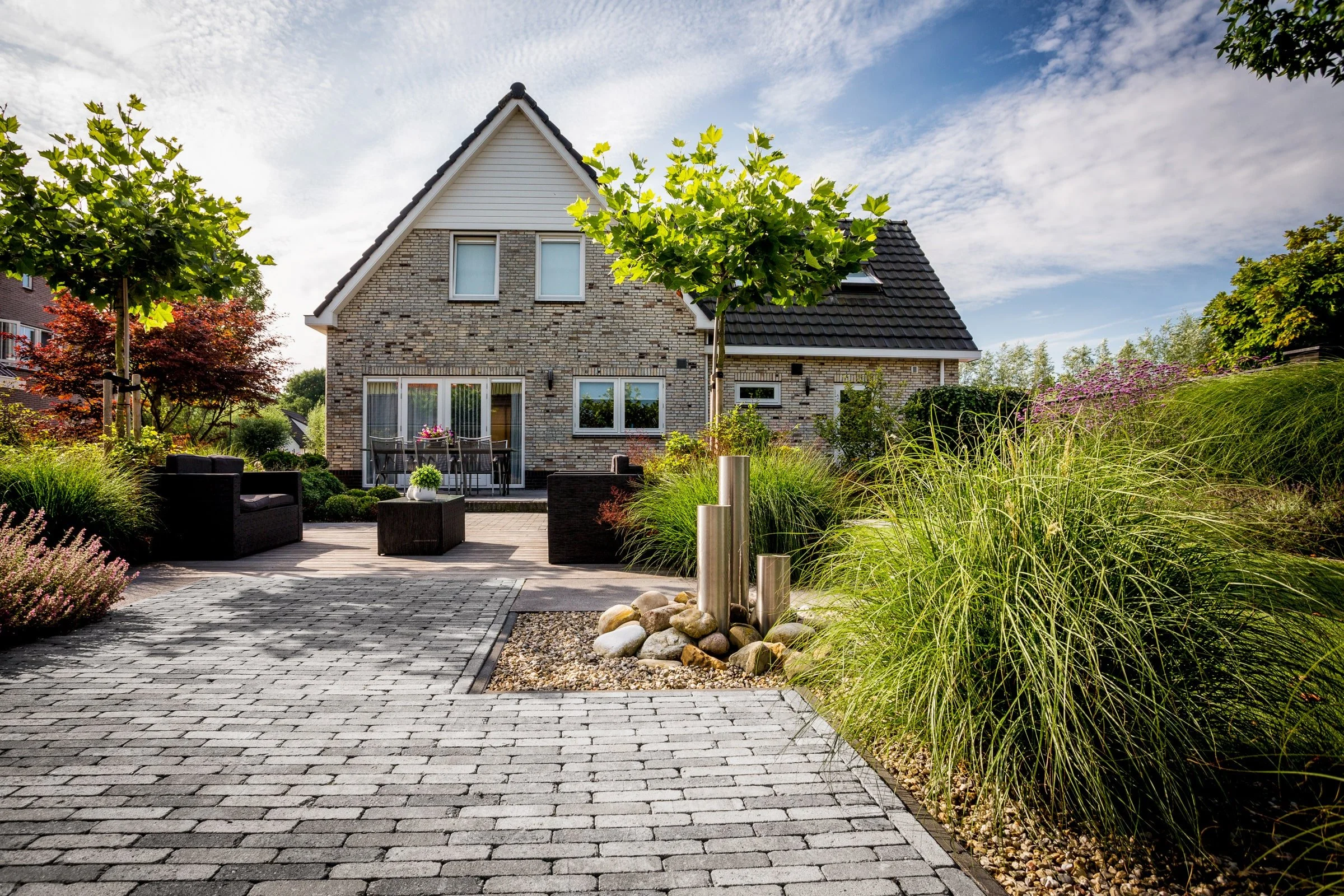 Tuin met getrommelde bestrating