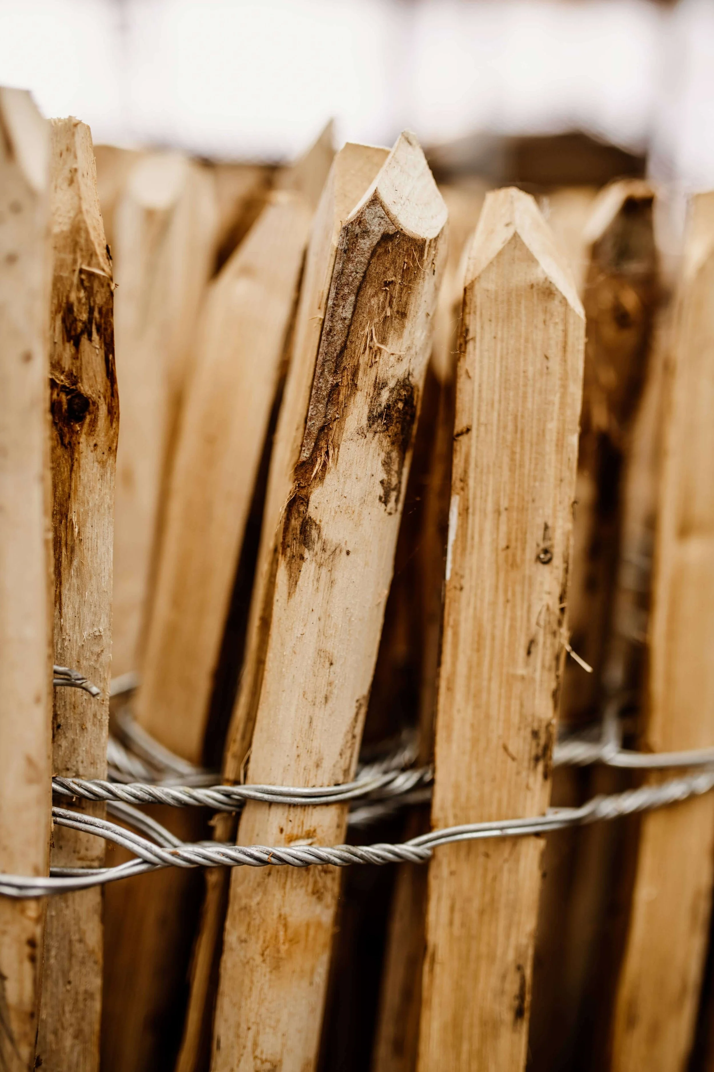Houten paaltjes voor de tuin
