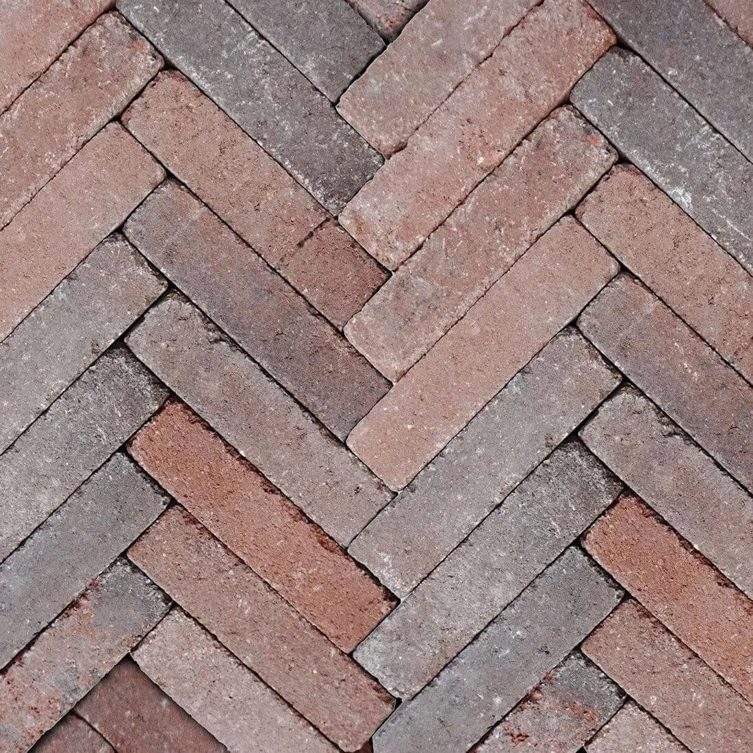 retrostones getrommelde bestrating visgraat rood-bruin