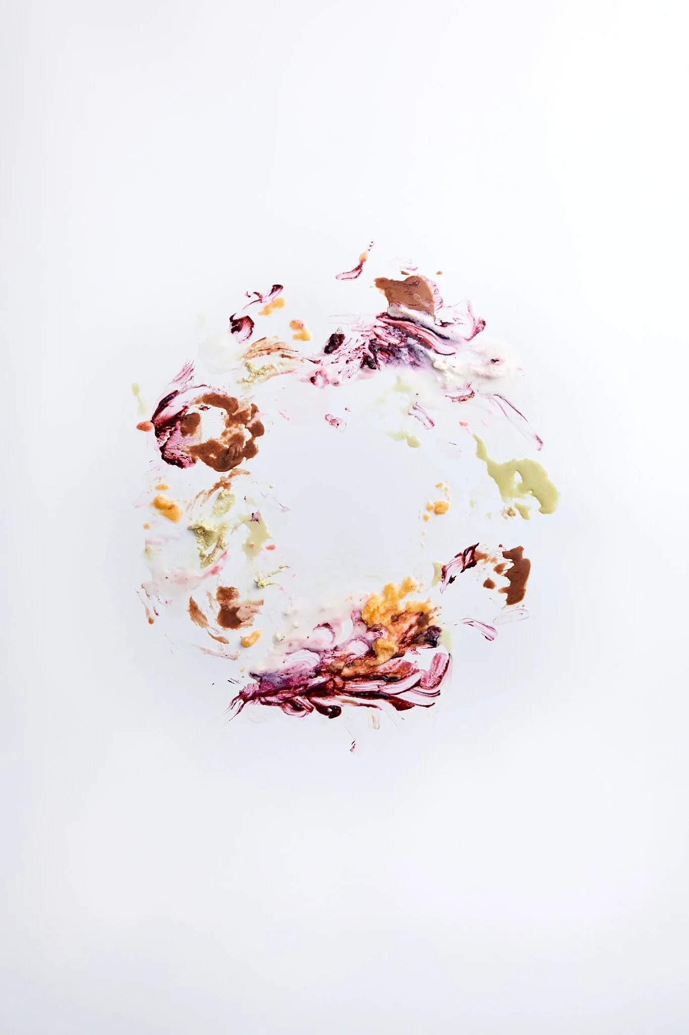 Verstreutes Eis auf weißem Hintergrund, kreisförmig angeordnet. Fotografiert von Sarah Neuner.