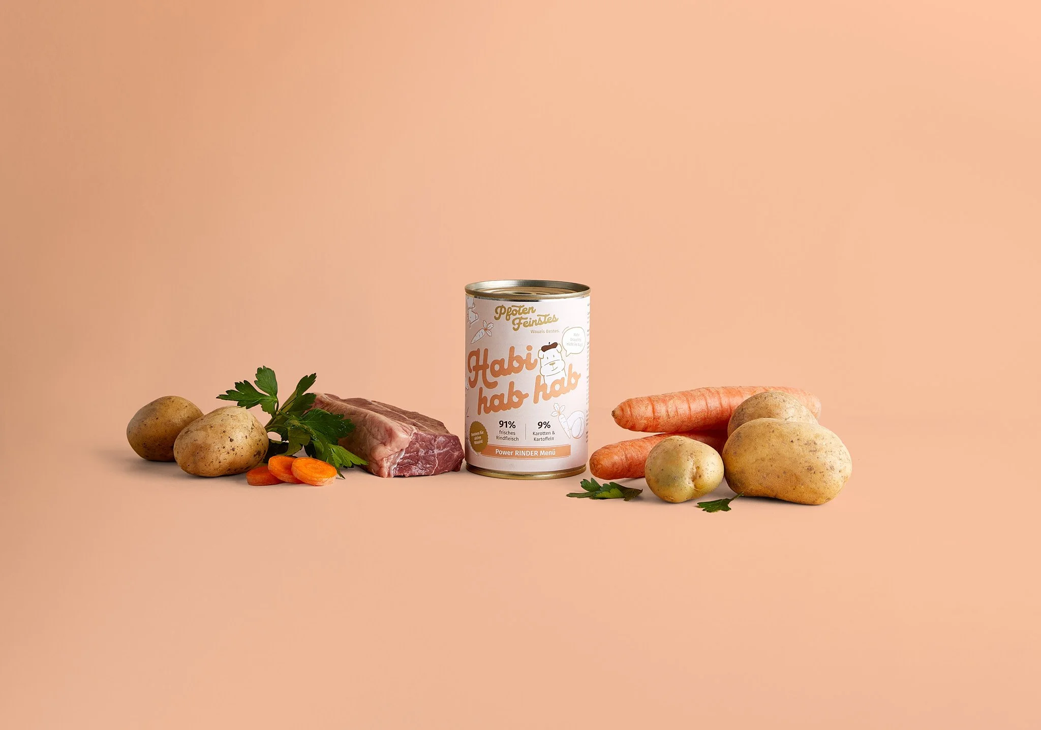 Dosenfutter mit Gemüse, Kartoffeln, Karotten, Fleisch und Petersilie auf beige Hintergrund. Fotografiert von Sarah Neuner.