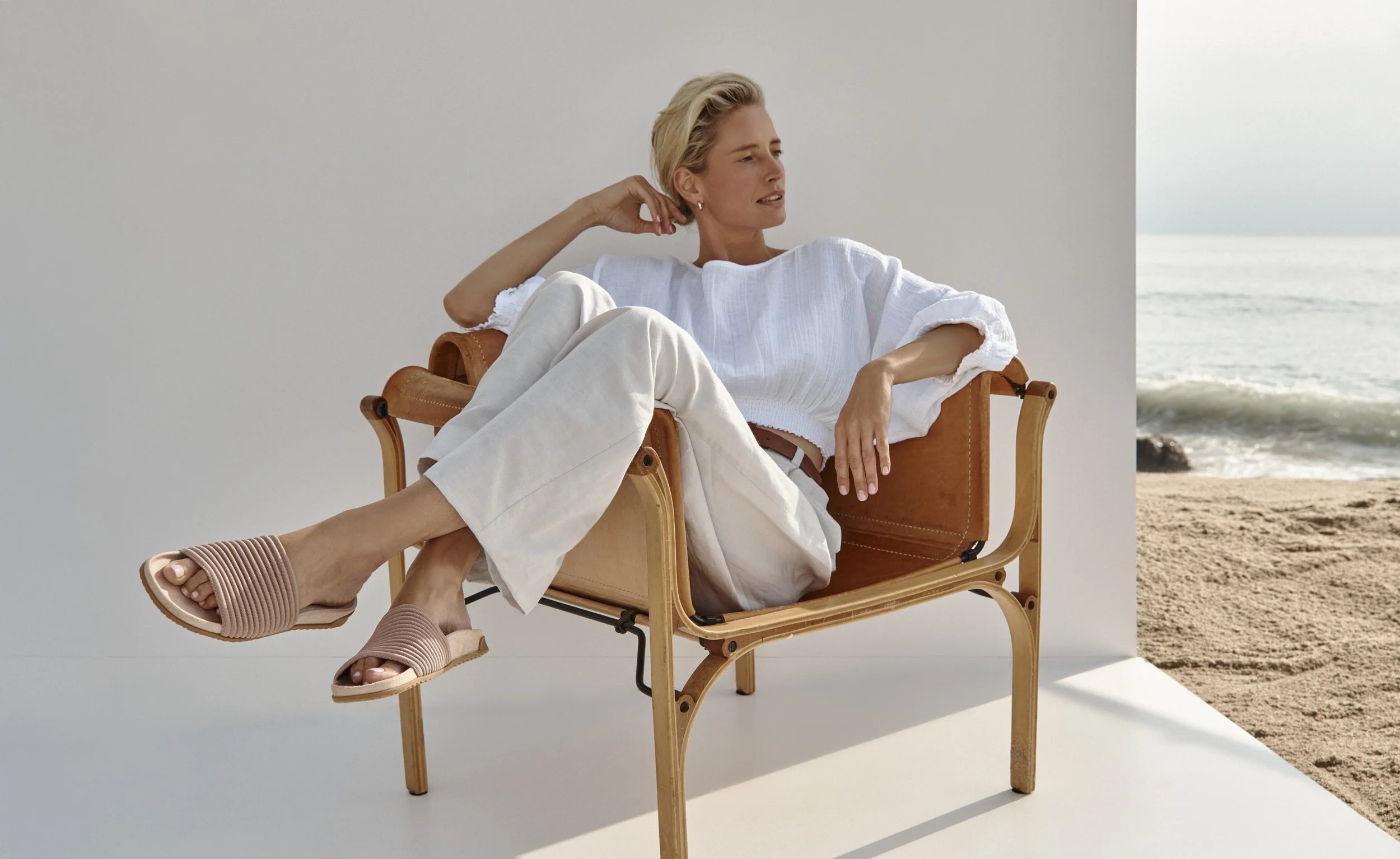 Spring 26 Evie Knit Rugby Tan Gold Lifestyle_5c013523.jpg