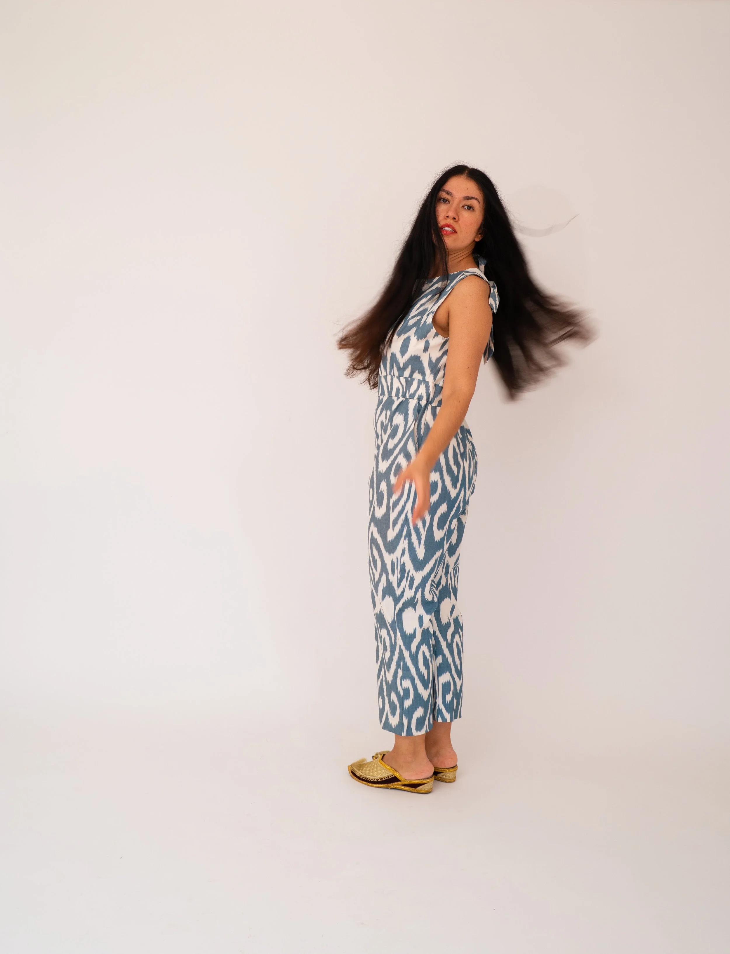 Overall aus Ikat mit offenem Rücken in Blau