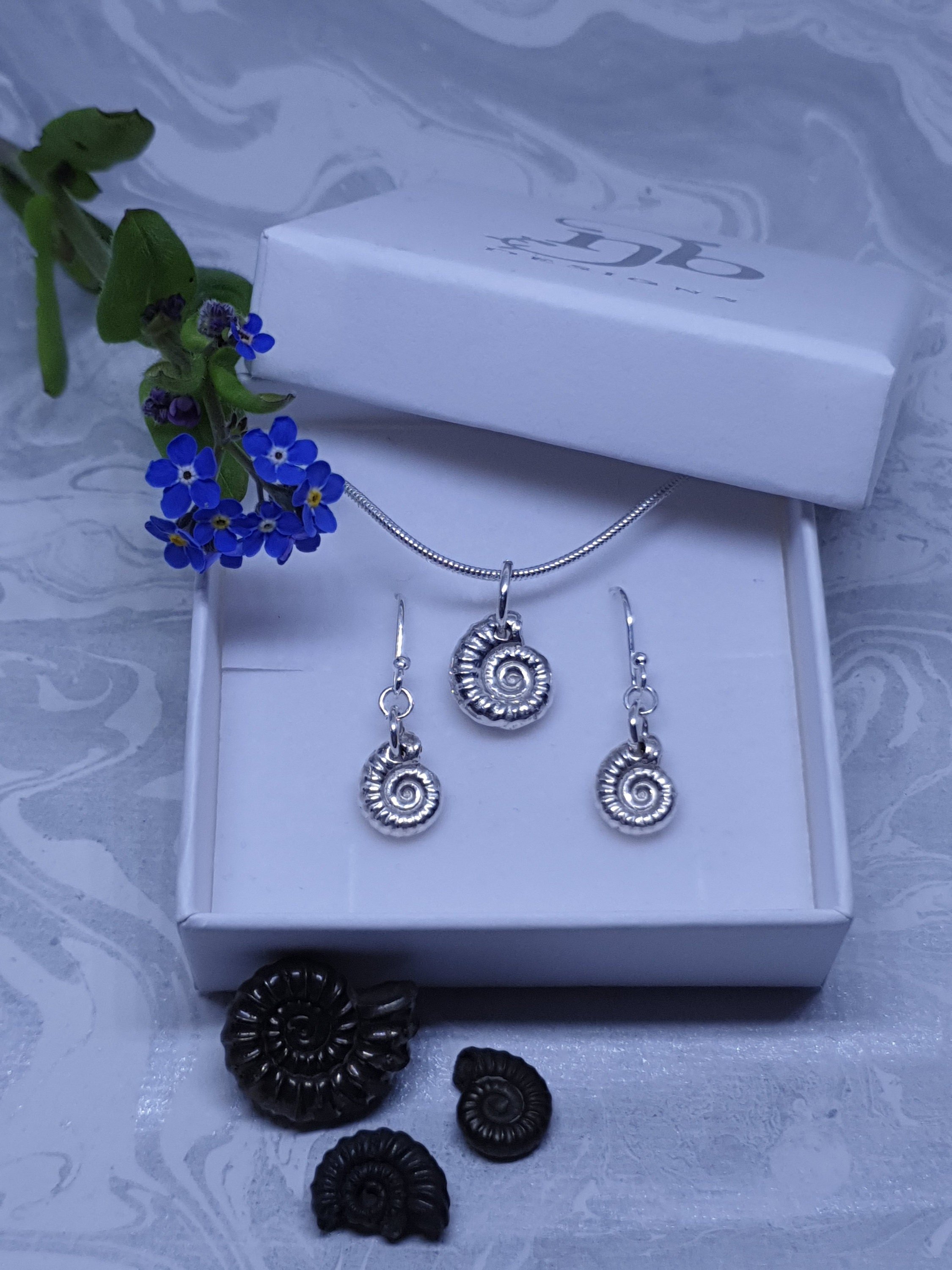 https://i.etsystatic.com/21412572/r/il/e3a2cd/2310384594/il_fullxfull.2310384594_7h2h.jpg