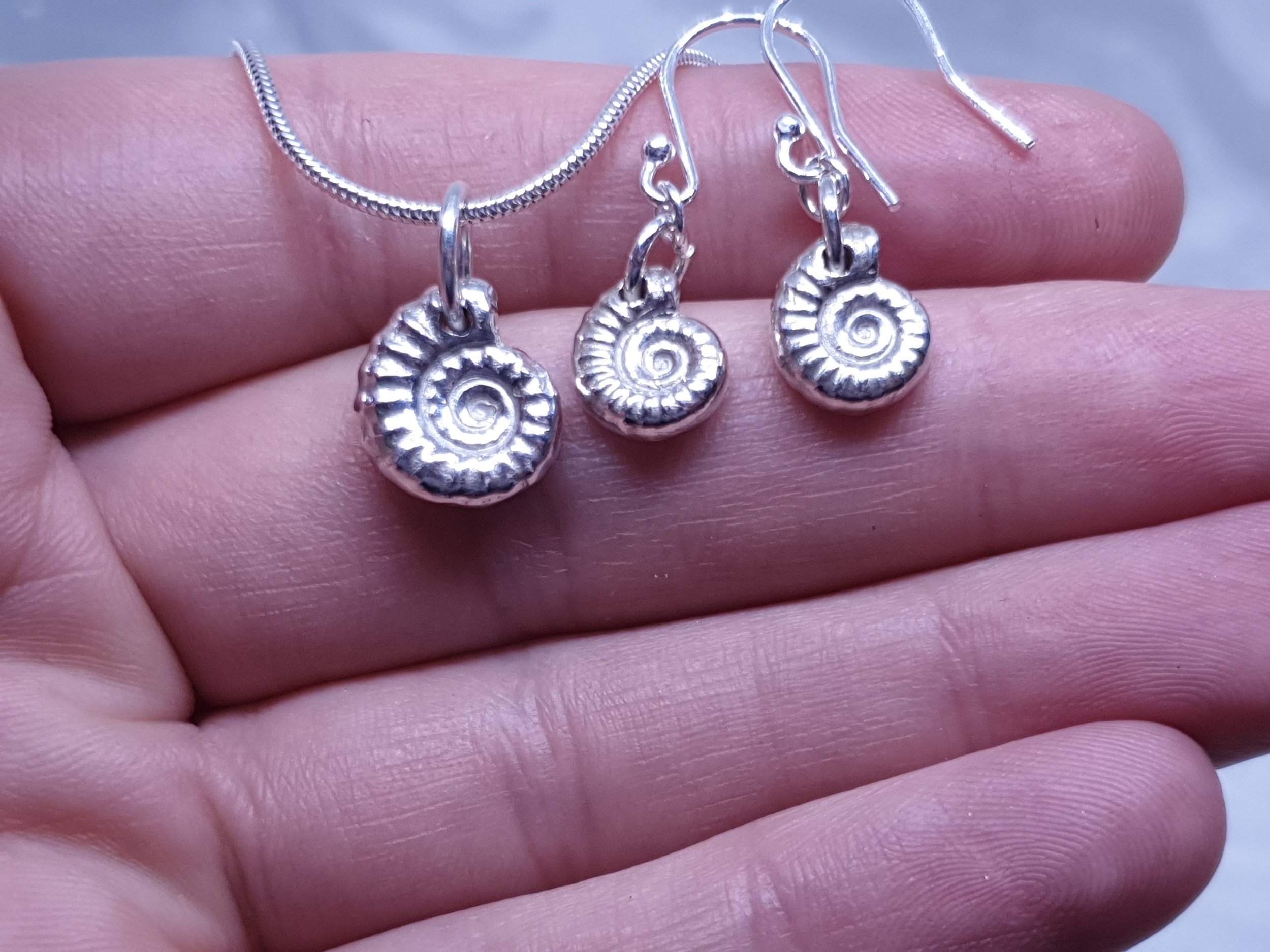 https://i.etsystatic.com/21412572/r/il/7bd3a0/2310312132/il_fullxfull.2310312132_jvj1.jpg