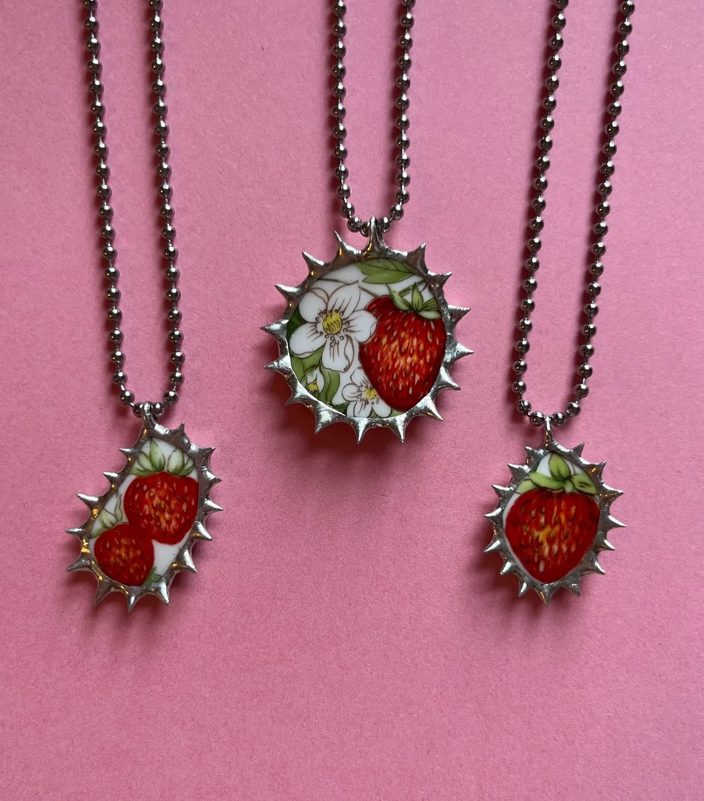 Strawberries 🍓 tis the time of the year 🧺! From a second hand charity shop mug to pendants &hearts;️⛓️&zwj;💥