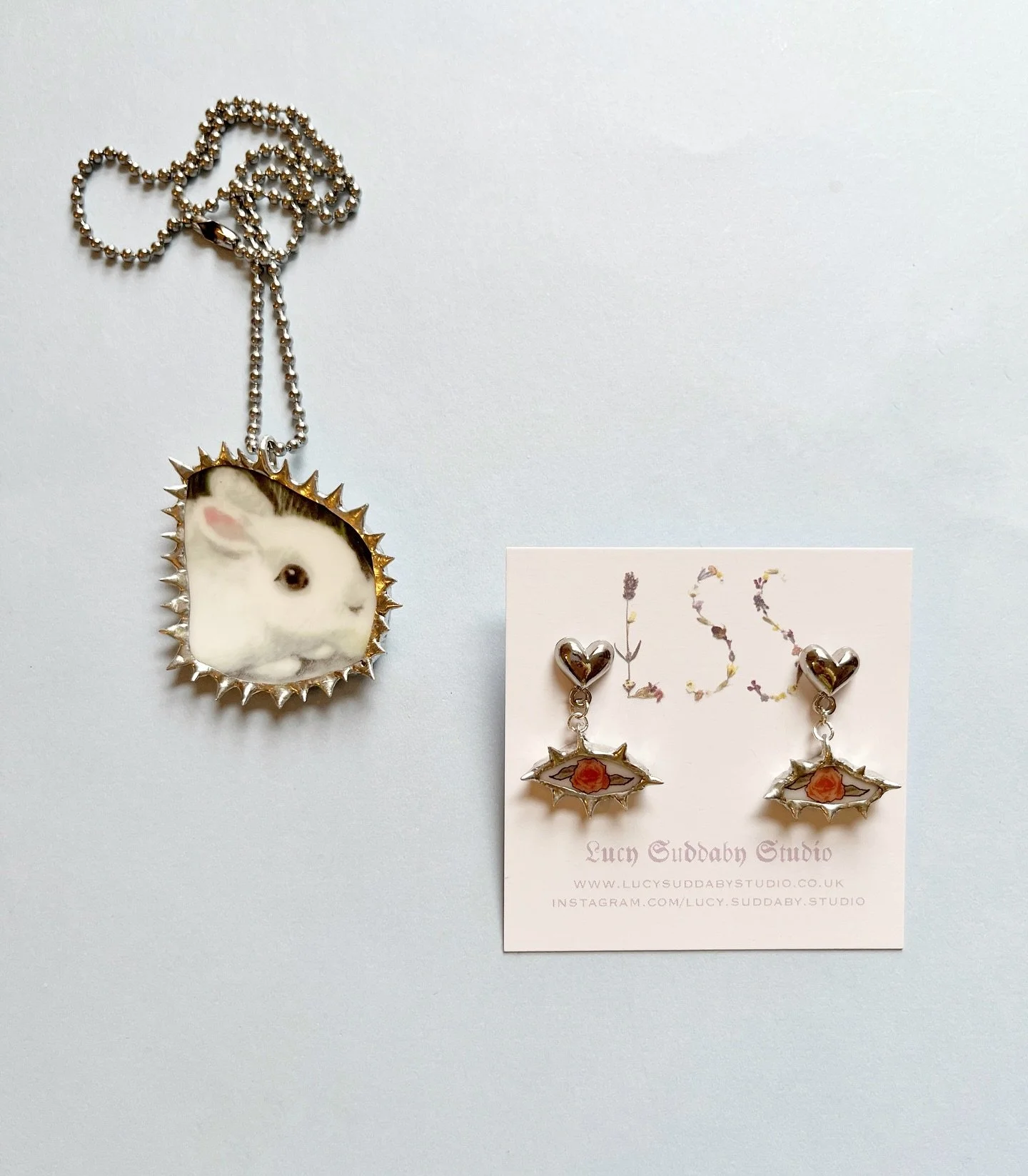𝔍𝖚𝔰𝖙 𝖆𝔯𝖗𝔦𝖛𝔢𝖉 🥀🐇 Bunnies and roses &hearts;️- the earring hoops and studs are sterling silver and therefore suitable for sensitive ears :) 

Both the pendant and earrings are made from old plates. 𓂃 ࣪˖ ִֶָ🐇་༘࿐ 

All of the pieces from t
