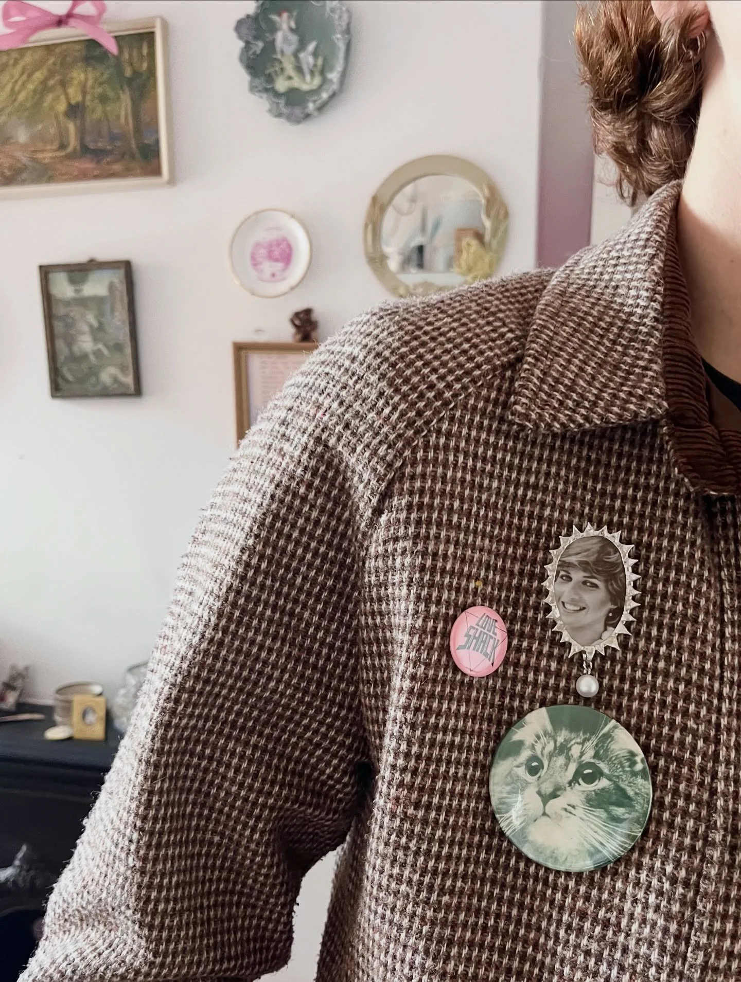 𝕿𝖍𝖊 𝕻𝖊𝖔𝖕𝖑𝖊&rsquo;𝖘 𝕻𝖗𝖎𝖓𝖈𝖊𝖘𝖘 🕊️🤍🧷🦢 - the new update is now online. I have made eleven pendants and one brooch, some with glass pearl beads, all made from pre loved ceramics. Available on my website⛓️&zwj;💥

#reworkedvintage #pri