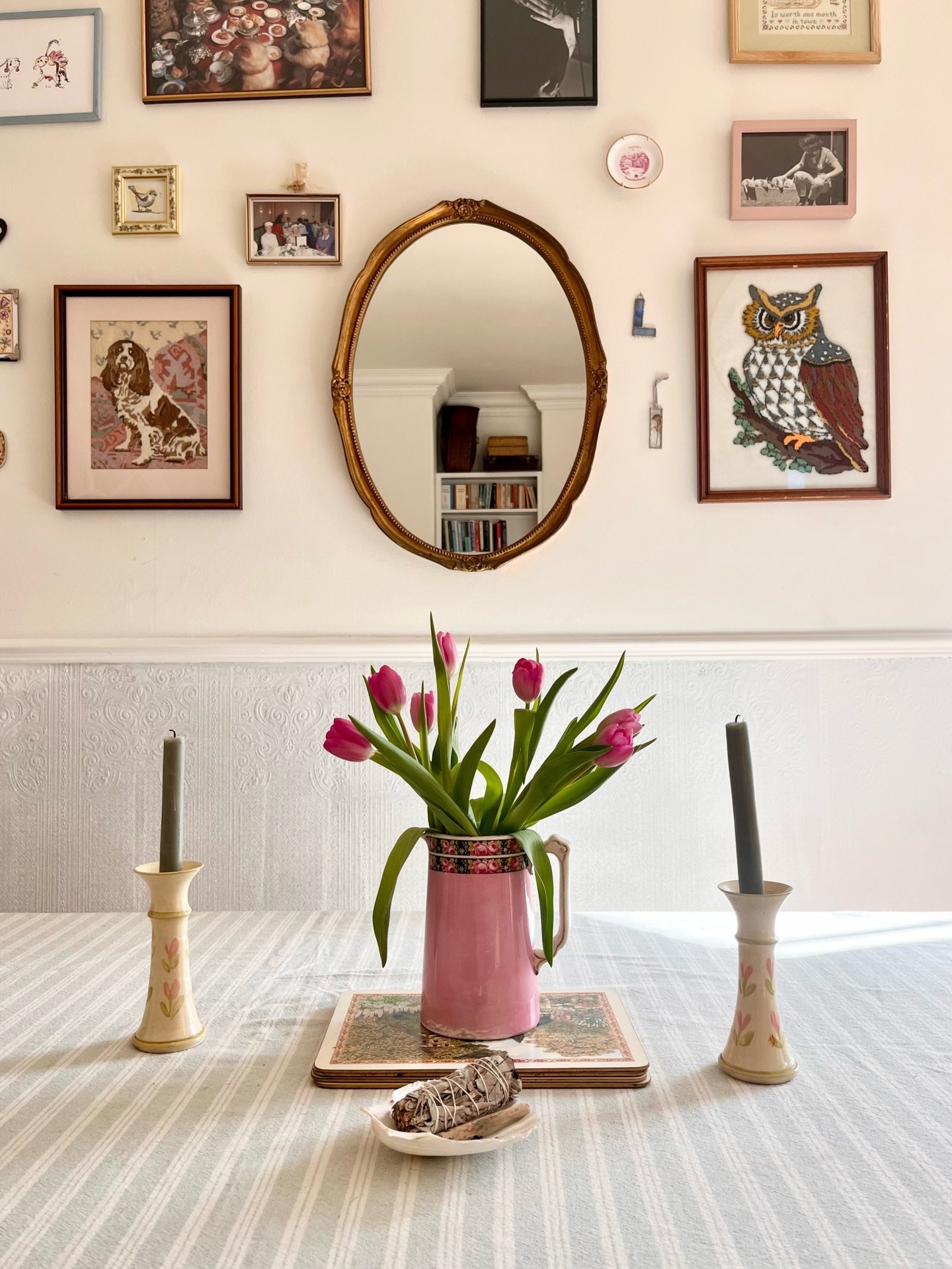 Home 🧚🏻 A sunny day and nearly five months of living by the sea = photos of my our flat! I absolutely love seeing the inside of peoples homes. Homes that tell stories, hold memories, books, art, musical instruments and souvenirs. Lived in and expre