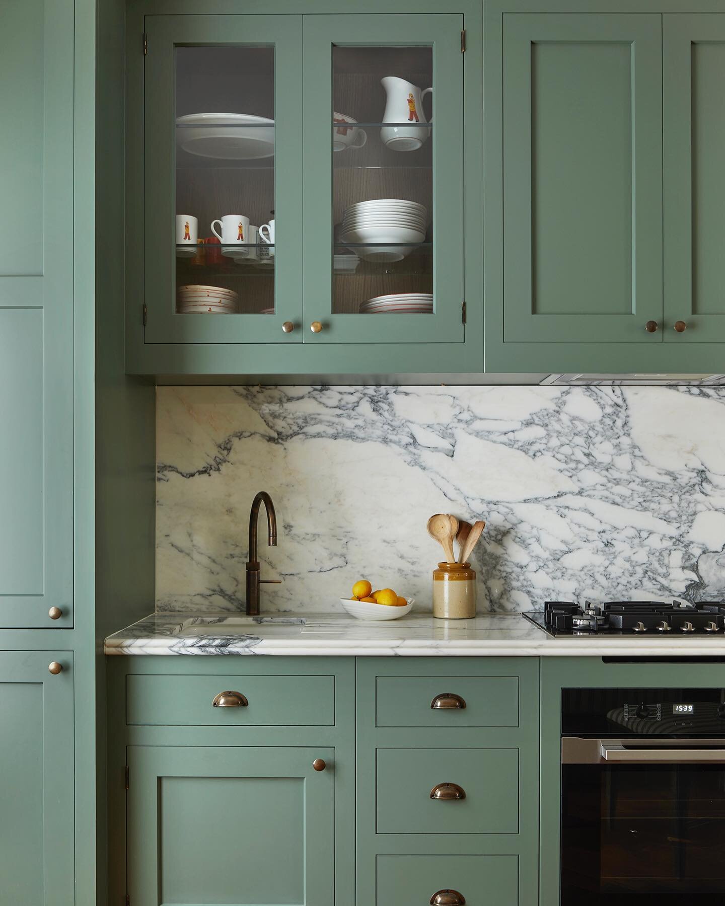 Kitchen snap from a recent project - we sourced this wonderful slab of arabescato marble and added a double bullnose profile to give depth 📸 @astridtemplier 
.
.
.
#kitchendesign #interiors #arabescato #marble #interiordesign #isabellaworsley