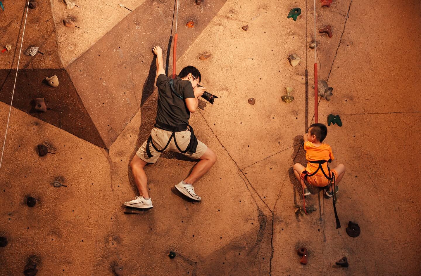 How a photographer dad shoot for his son&rsquo;s rock climbing moments from different angles 🧗&zwj;♀️💫📸 

#wildandbravelittles
#theartofchildhood
#childrenseemagic
#candidchildhood
#letthekids
#mom_hub
#documentyourmemories
#runwildmychild
#the_su