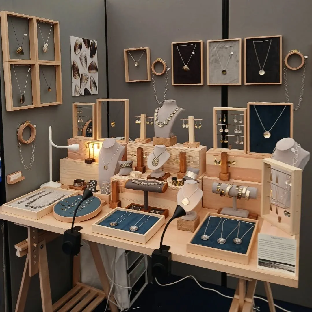 The sun is shining and the heat is rising but hopefully not as much as yesterday which was a bit of an endurance challenge. Well done and thank you to everyone who visited, you are real jewellery troopers. 😁
It's day 2 and I am rested and looking fo