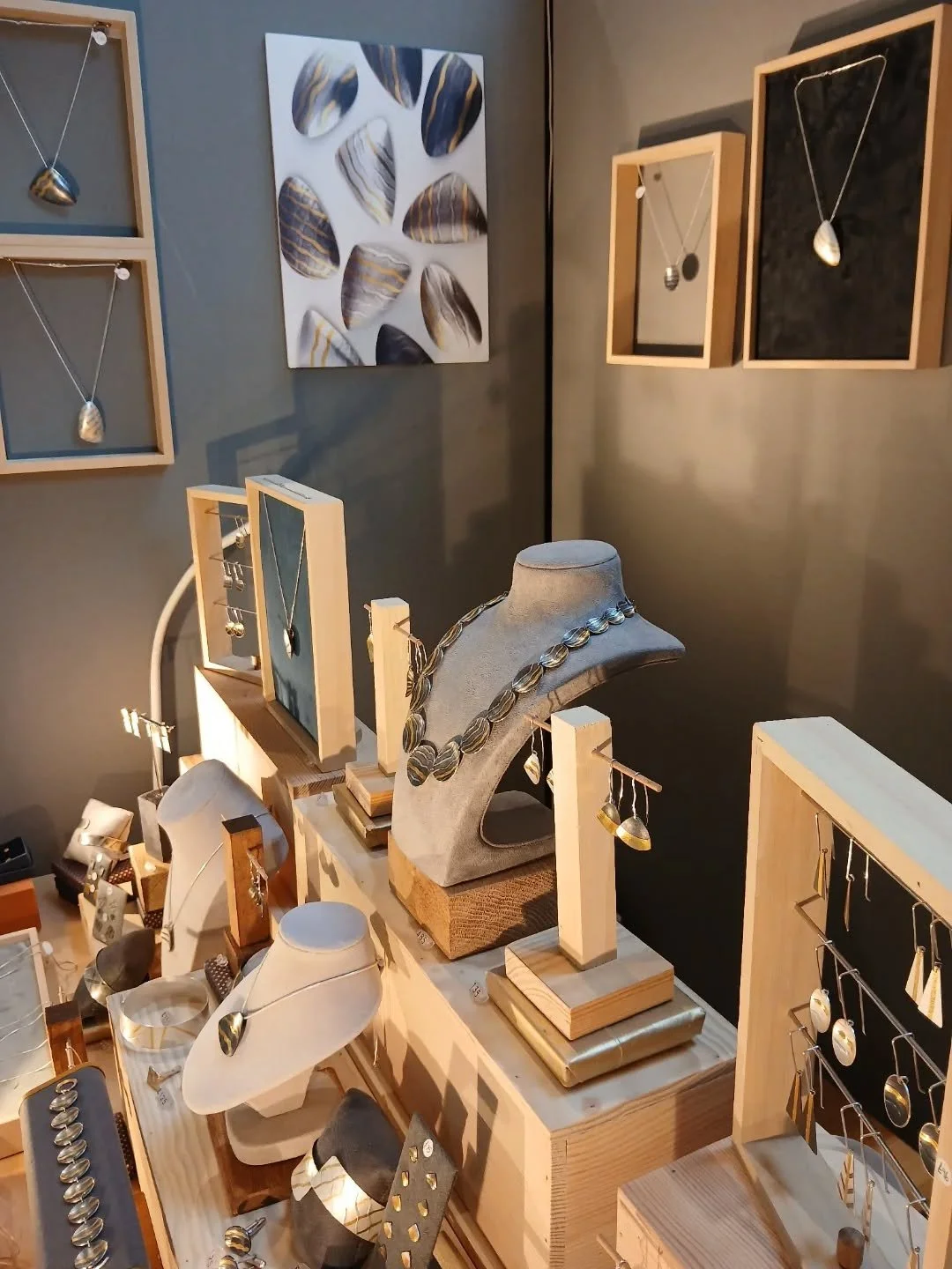 Wonderful Wisley Gardens. Gorgeous colours and fab garden design. Combine this with the creativity of people who make things with their hands. It's inspirational. 
The craft fair is on until Sunday. RHS members come free!
Link to tickets purchase in 