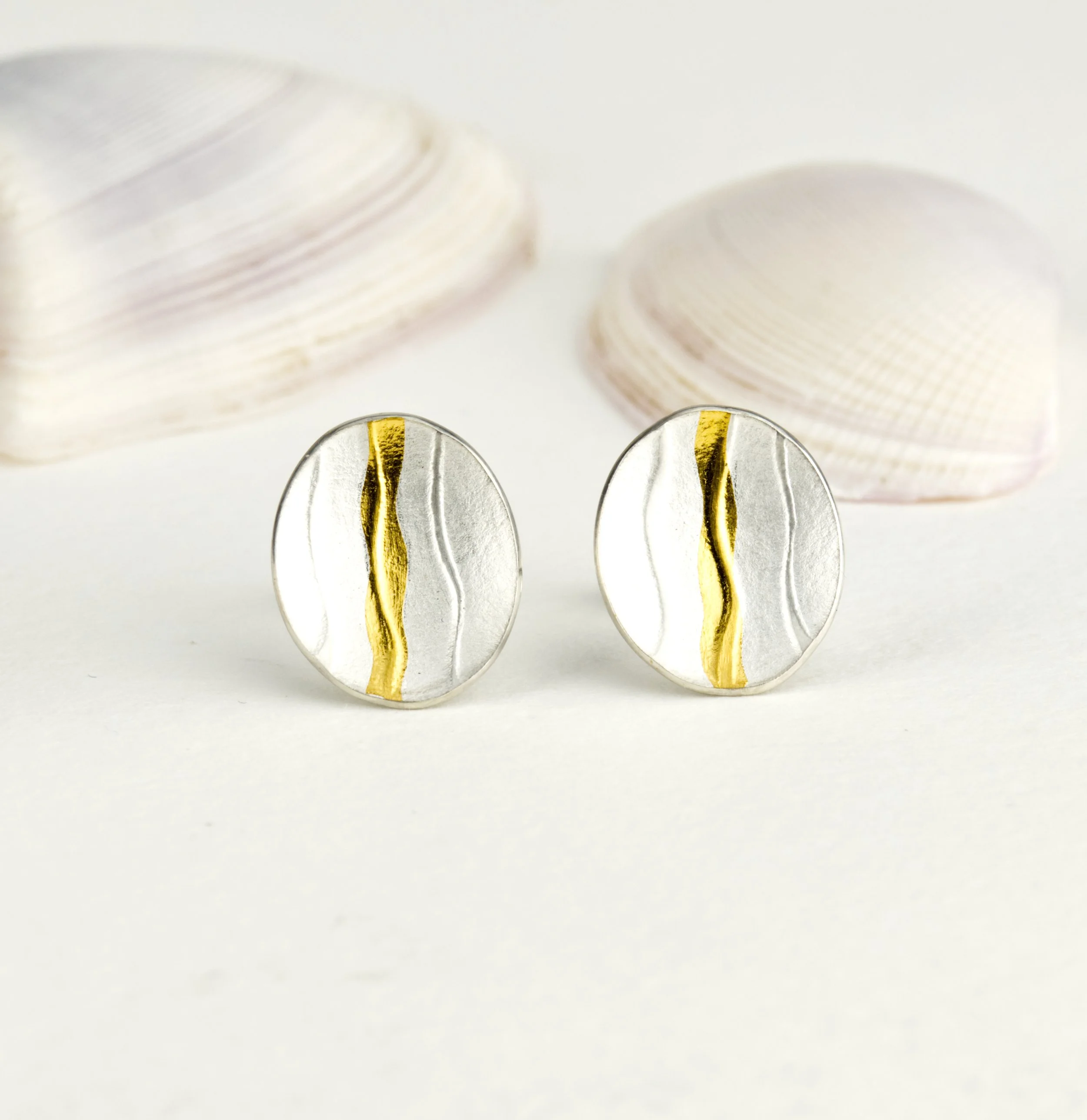 Wave stud earrings with gold wave (large)