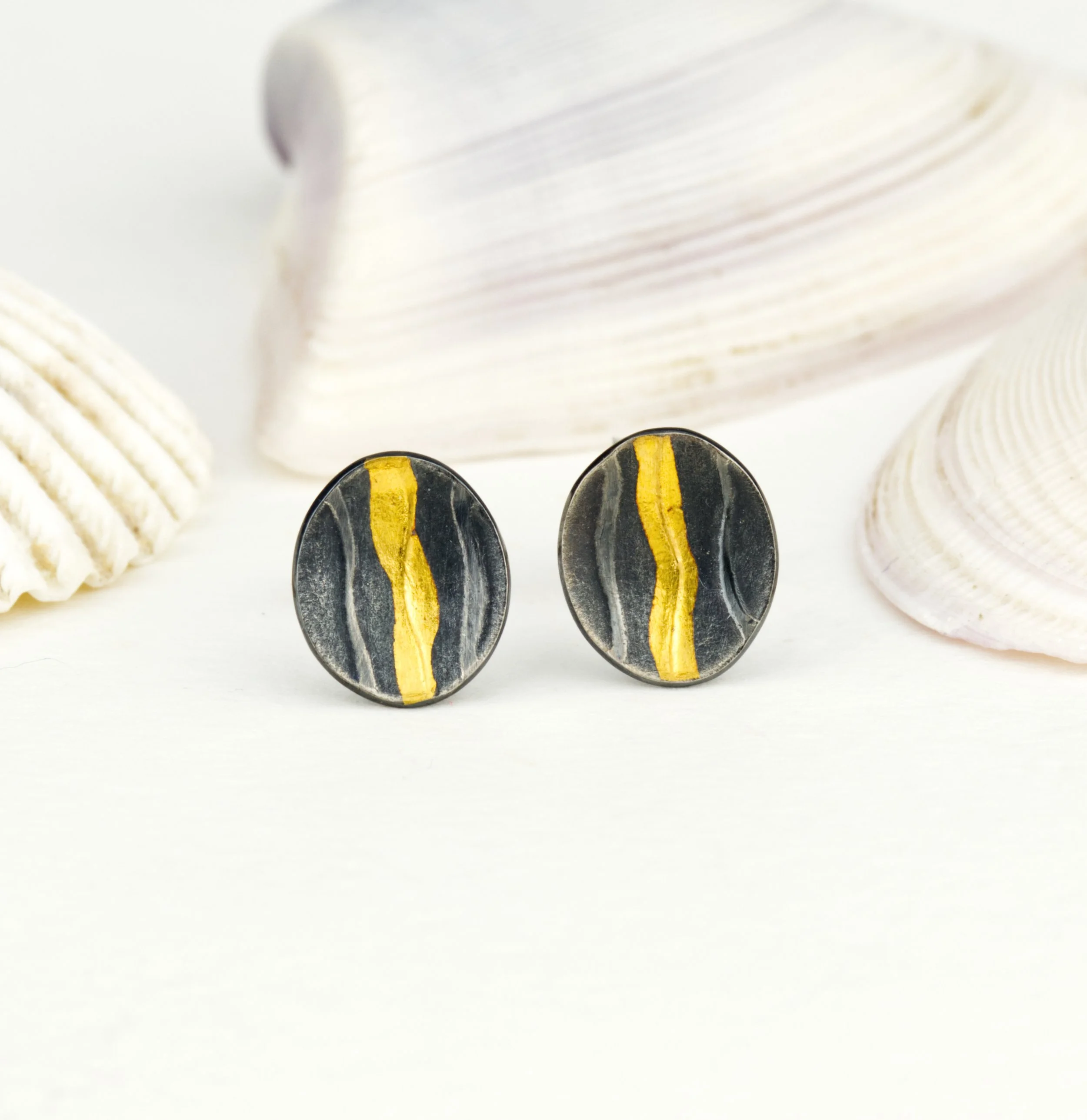 Wave stud earrings with gold (small)