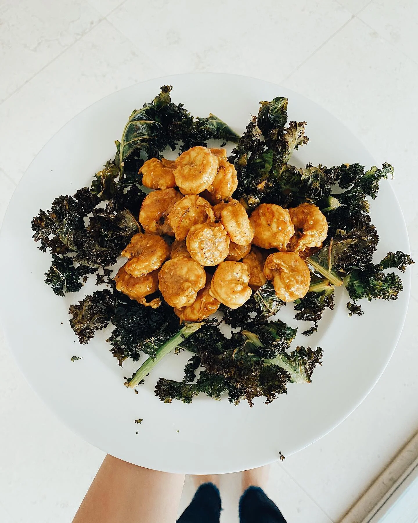 Coconut Curry Shrimp Over Kale Chips. Dinner for 54days day 4 Detox Phase! For those of you not familiar with @ro54d very #highlightworthy! 

Recipe for Shrimp:
&bull;1tbsp Coconut Oil
&bull;A lot of curry powder shrimp should look orange
&bull;Onion