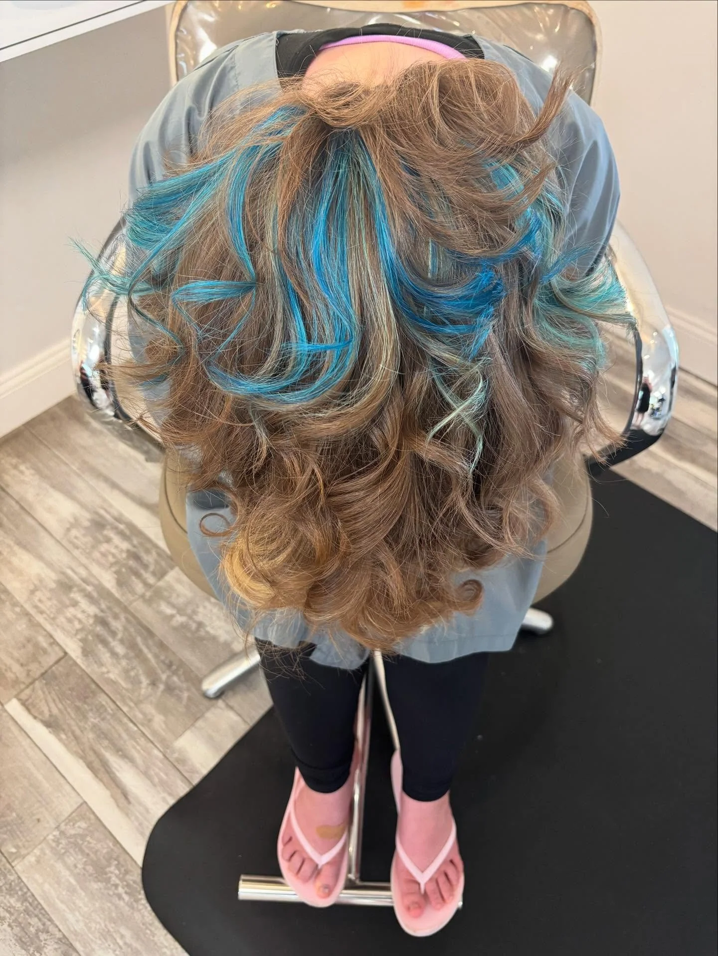Peek a Boo Blue and those chunky highlights are making a come back for summer fun 😎 Thank you @ryliesmomma for bringing in Rylie! This was fun! 💙 @goldwellus Elumen Play Mint and Blue to create and Oxycur Platin for the foundation 🎨