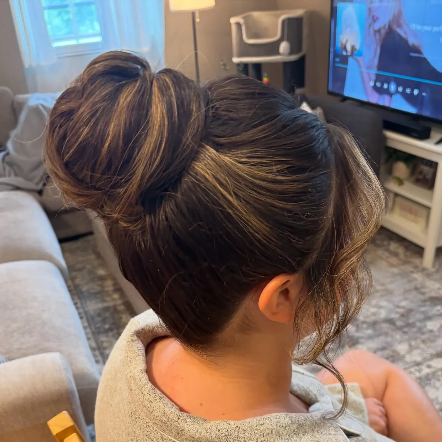 Effortless, elegant bridal hair 🤍 Our bride had an intimate ceremony here in Salem and then went on to have her official elopement in Iceland! 🇮🇸