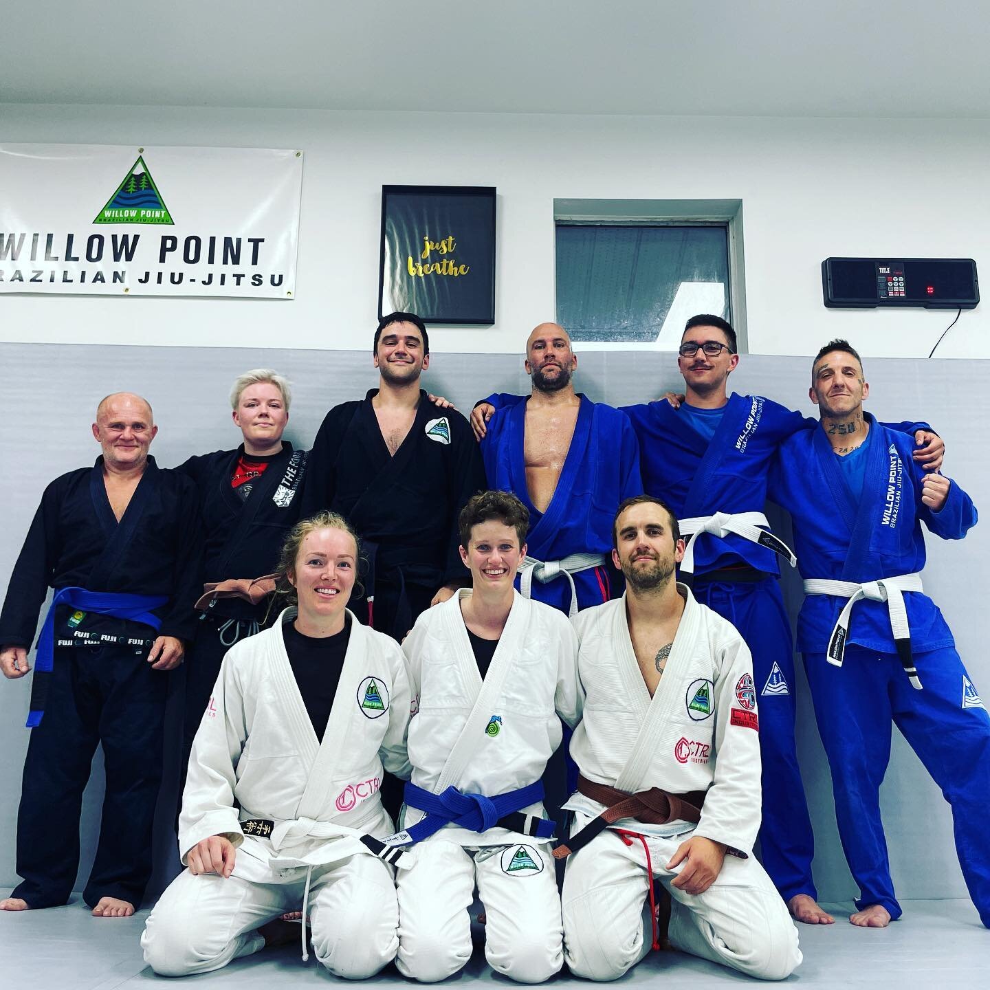 Another great week of training capped off with a gruelling competition class👏🏼💦 Thank you guys for leaving it all out on the mats tonight and really pushing yourselves👍🏼❤️
.
@sarezack @zackzachariasbjj @phil.tatau.canada @dustin.fredy @david.kol