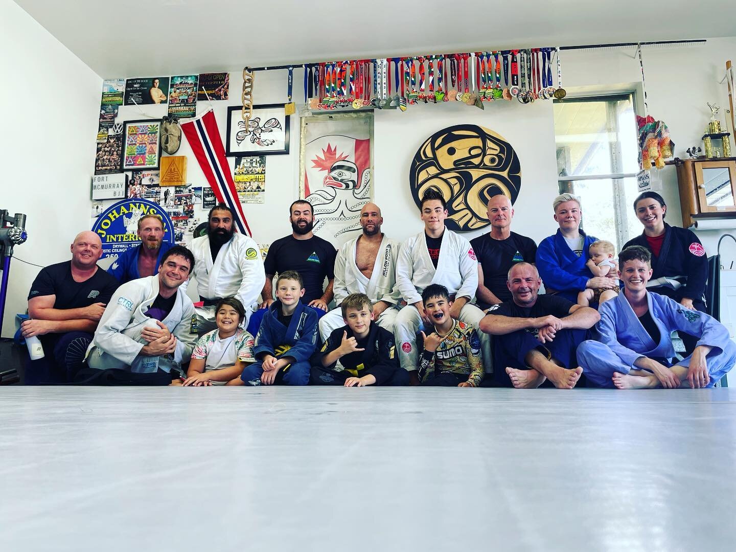 Amazing turnout for open mat today!❤️🤙🏼
Big thanks to @bkahlon from @blackrockmartialarts Parksville, Izak from @trashpandagrapplingclub Port Alberni and the gang from @pure_martial_arts for joining us today!
.
#bjjcommunity
