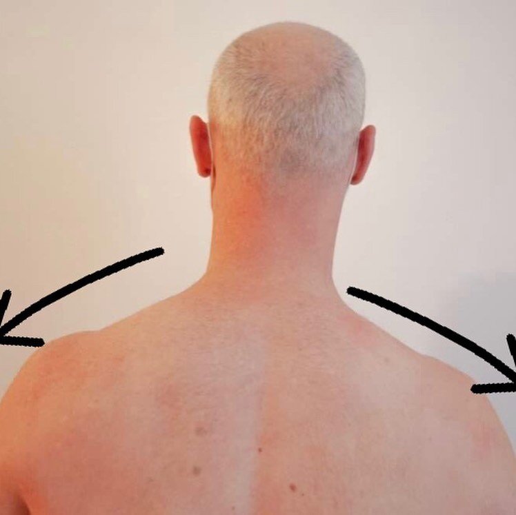 ✨ 5 minutes ✨ 
Look at the difference from his left to his right shoulder. I simply spent a little less than 5 minutes releasing his right side! Manual work can make a big difference in how you hold your body. Imagine what a full hour can do? 🤸🏼&zw