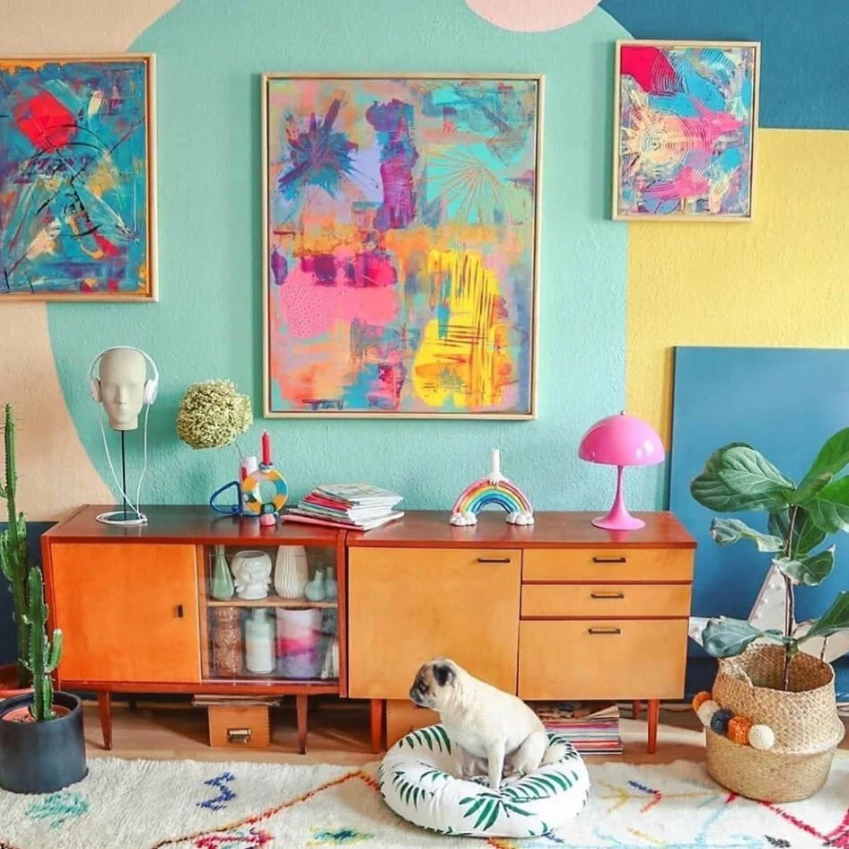 This room is just so much fun!!⠀
.⠀
.⠀
I could definitely throw on a record and enjoy a nice gathering of a few friends.  Super cute!  The circles on the wall, the console, & of course the pug, all scream have fun!  Love this room.⠀
.⠀
.⠀
R