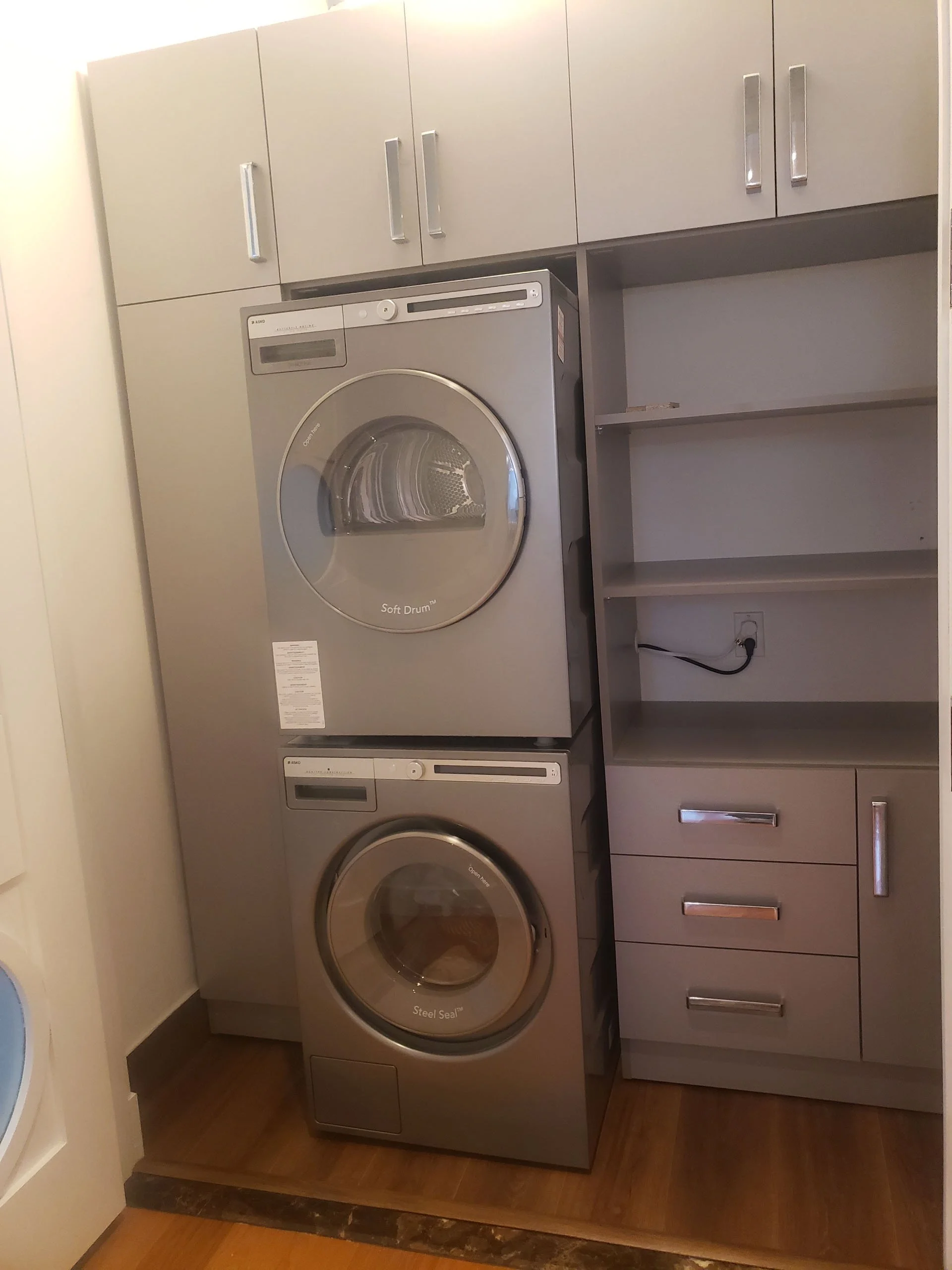 Laundryroom-cutom-cabinets-laundrycloset-silover-cabinets.jpg