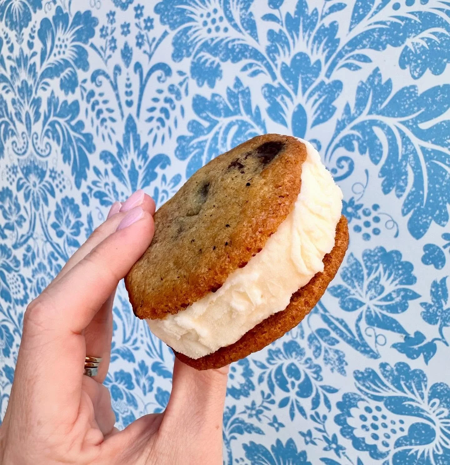Our favorite treat is back for the summer! Homemade ice cream cookie sandwiches made with our mini chocolate chip cookies 🍪 Just in time for the 4th of July holiday! Reminder we will be open on Friday, July 4th from 7am-3pm 🇺🇸🇺🇸