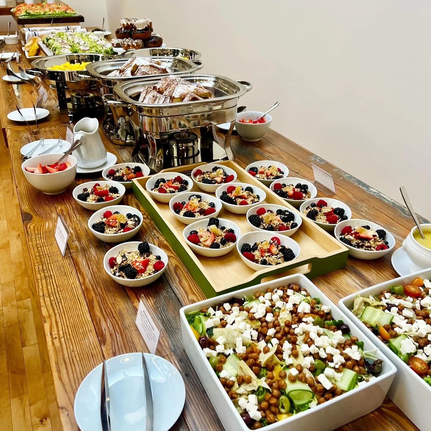 Happy October! Party season has arrived 🎉 We love this recent brunch setup in our private event space. Email events@towneandoak.com for your holiday bash!