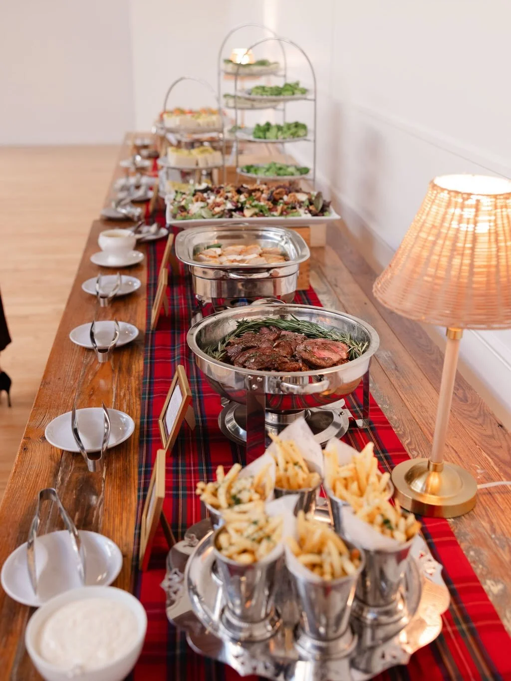 Our curated food stations invite guests to gather, celebrate, and enjoy together 💙 Email events@towneandoak.com to inquire about your next party! 

@kathleenvirginiaphoto