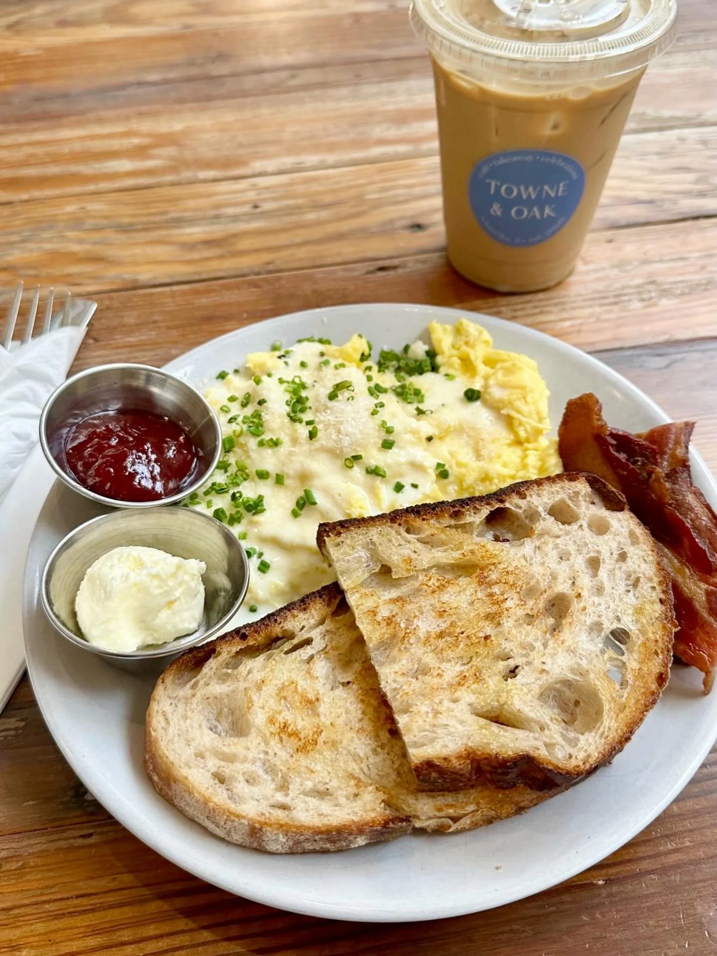 Ready for Sunday breakfast at Towne &amp; Oak 🍳☕️🥓