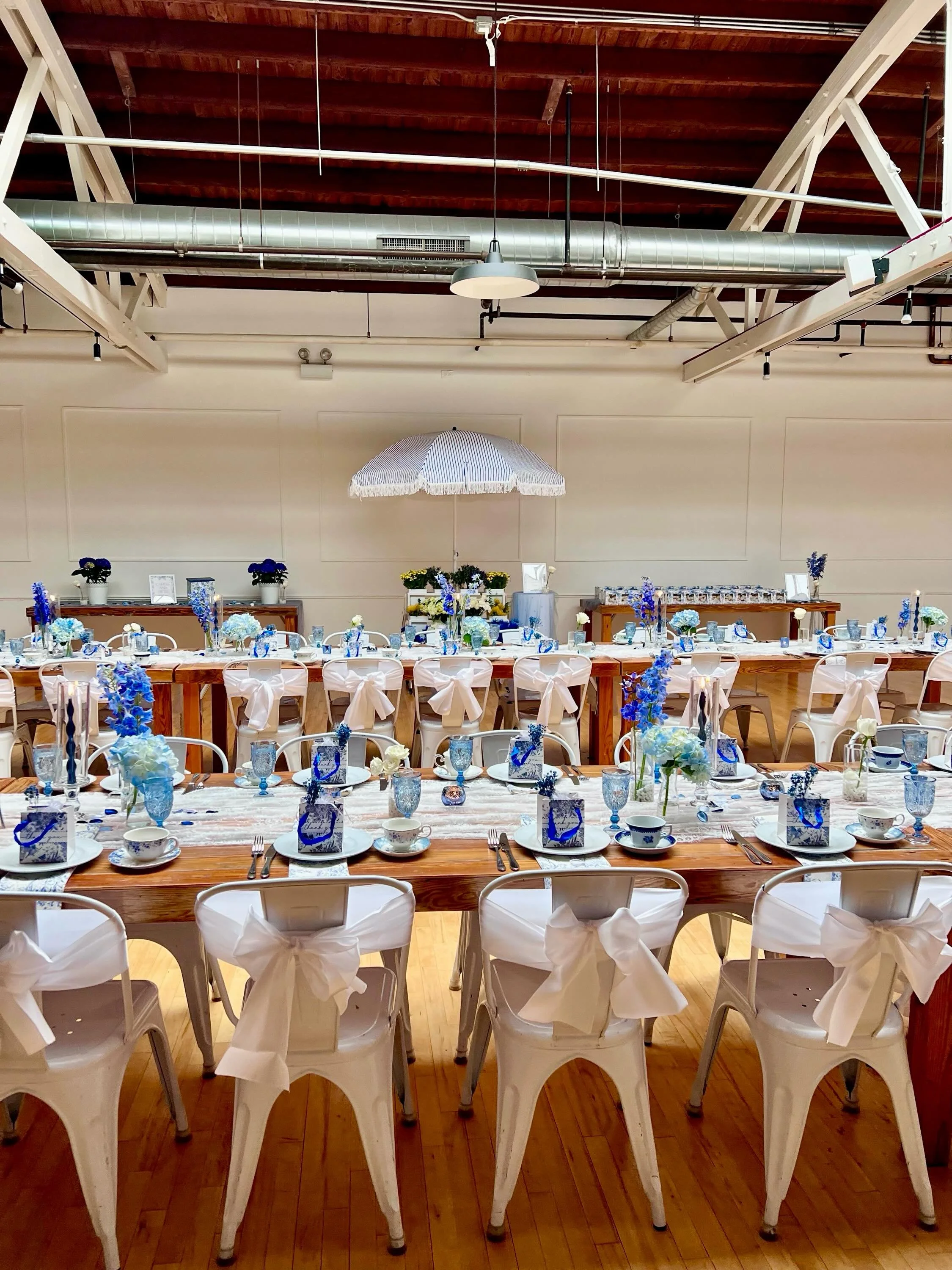Kayla&rsquo;s bridal shower 🤍 💙
Blue and white floral details, petite tea sandwiches, and housemade T&amp;O sweets. It was a perfect day!

#towneandoak #chicagoevents #northshoreevents #winnetkacafe #winnetkaevents