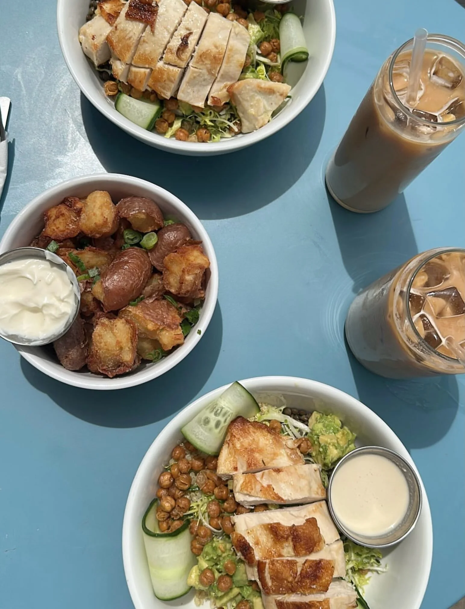 Al fresco lunch 🥗☕️

Photo by @chicago.food.diary_