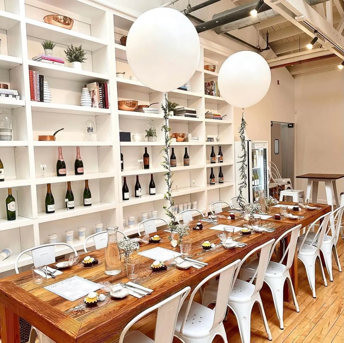 We can accommodate parties of 10-22 guests for intimate showers, birthdays, graduations and more in our cafe space! The perfect spot to host your next gathering. Email events@towneandoak.com to inquire now 🎉