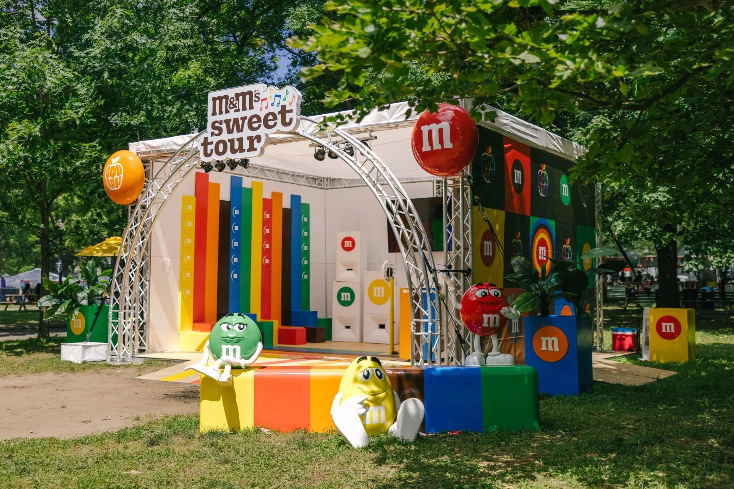 2024-0608-Ohello_M&Ms-Sweet-Tour_Gov-Ball_Enviornmental-50069.jpg