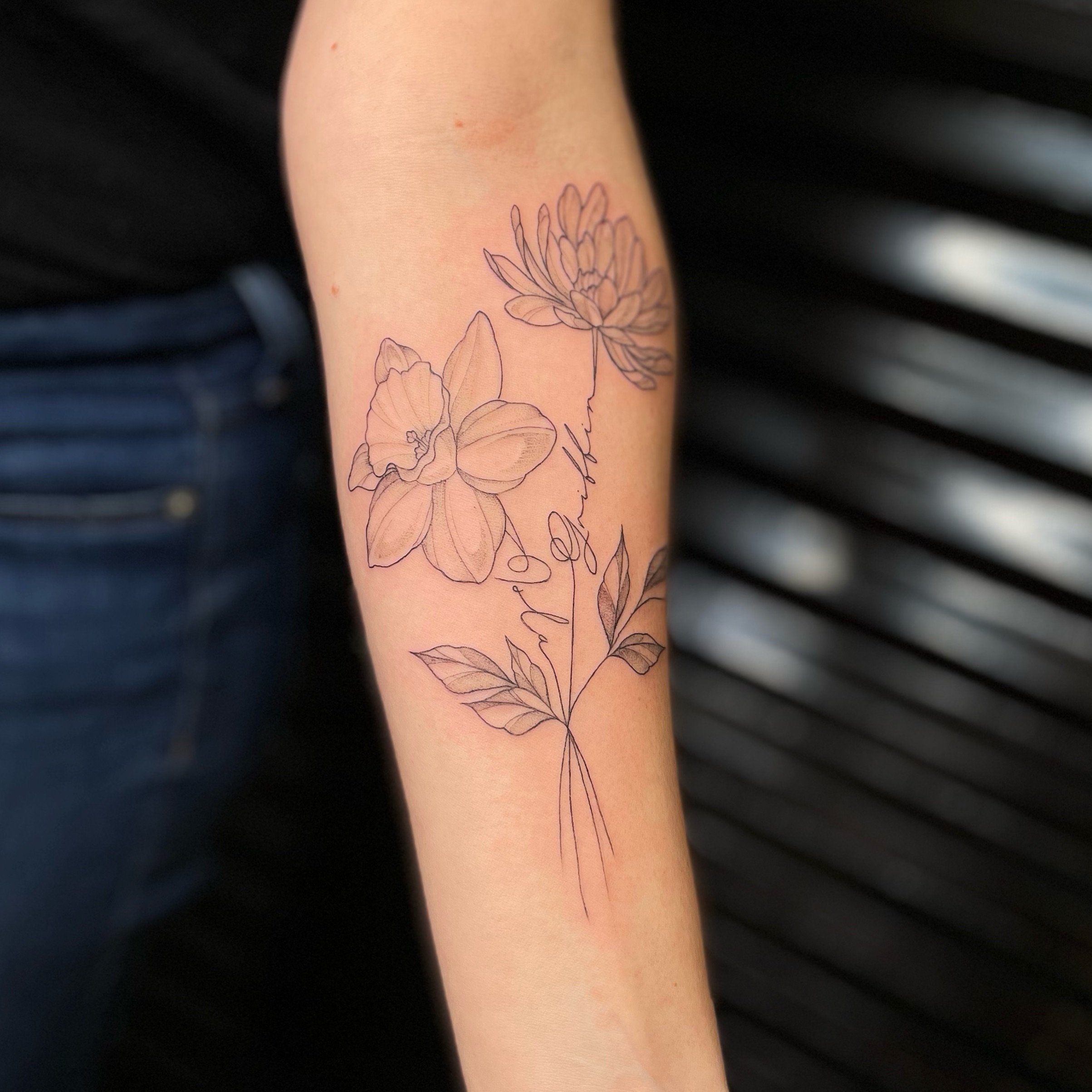 Florals and cursive done by @bailsxart at Obscura

#tattoo #tattoos #floraltattoo #flowertattoo #finelinetattoo #cursivetattoo #ottawa #ottawaartist #ottwaart