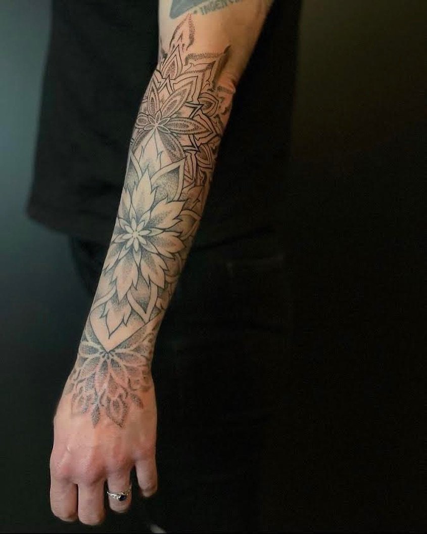 Half-sleeve done by @mariah.landers at Obscura

#tattoos #tattoo #sleevetattoo #halfsleevetattoo #ornamentaltattoo #dotworktattoo #blackandgreytattoo #ottawa #ottawaart #ottawaartist