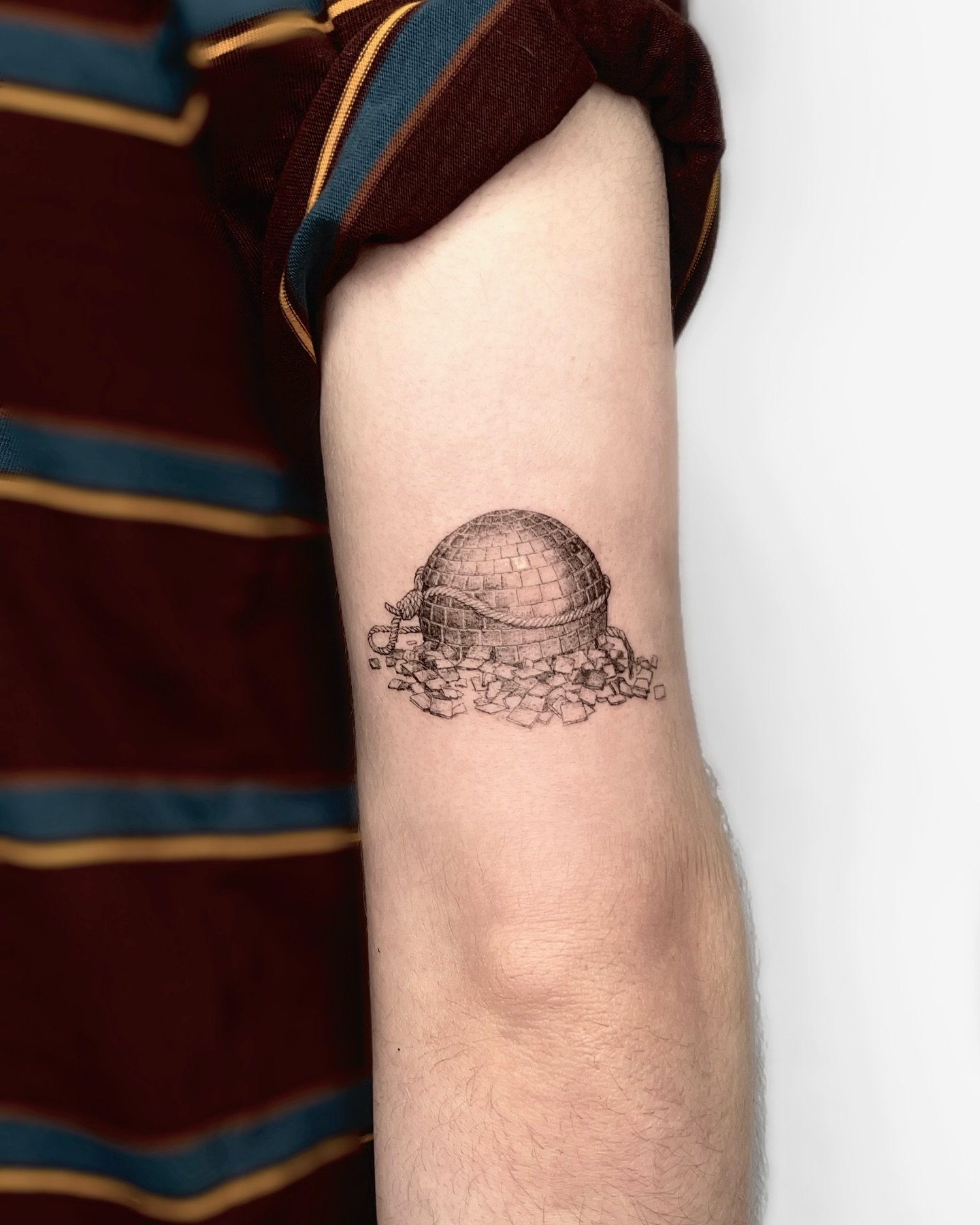 Broken discoball and noose! Loved getting to design this piece!
.
.
.
.
.
#ottawq #tattoo #airo_tattoo #fineline #finelinetattoo #613 #smalltattoo #ottawatattoo #canadatattoo #tattooartist #linework #ink #inked #blackink #blackandgrey #femaletattooar