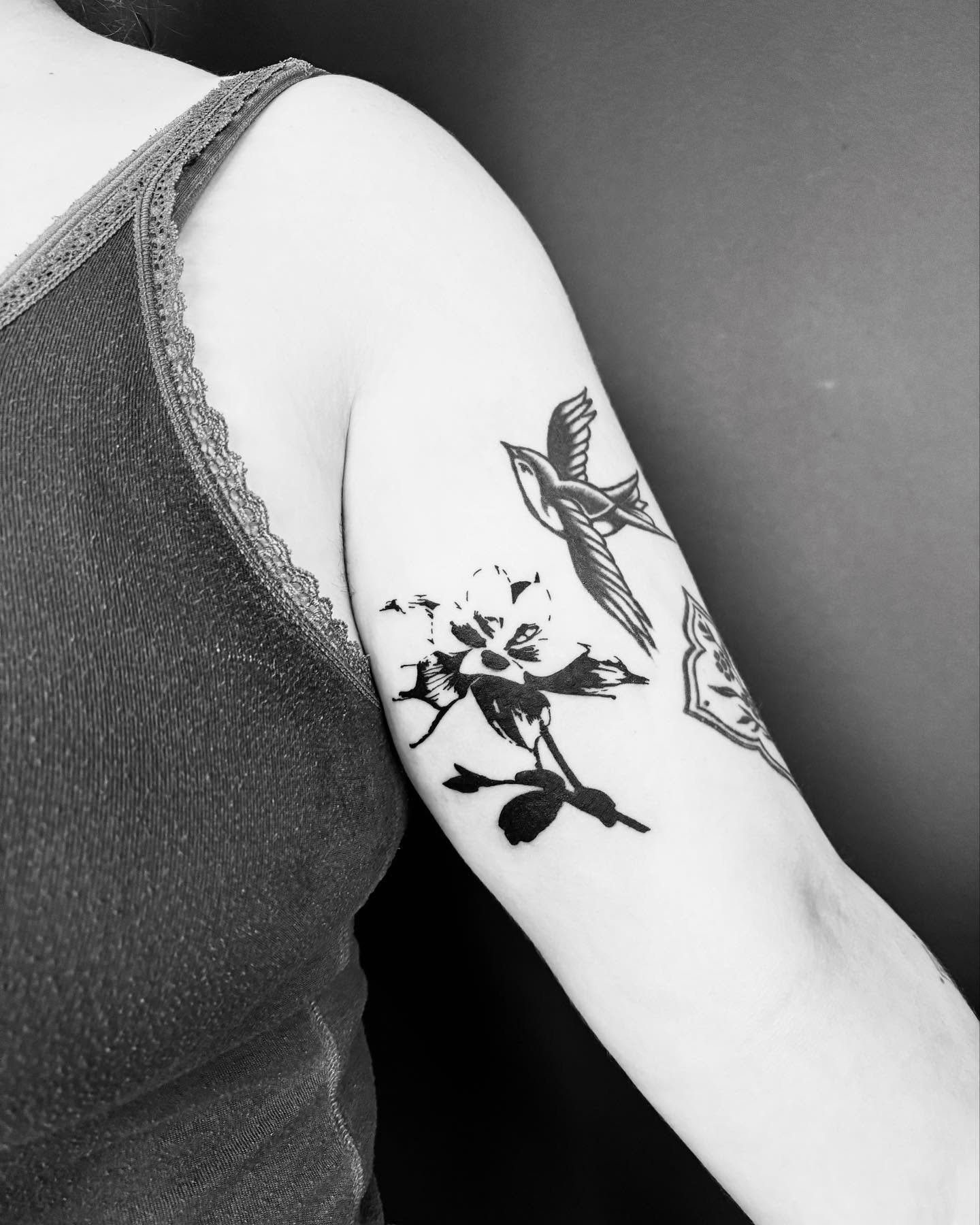 A fun floral flash! I&rsquo;m always down to do custom florals for you guys also 👀💐

I&rsquo;m booking May/June! Dm or email to book!
.
.
.
.
.
.
.
.
.
#tattoos #tattoo #tattooartist #tattooist #tattooart #ottawatattoos #ottawatattooartist #obscura