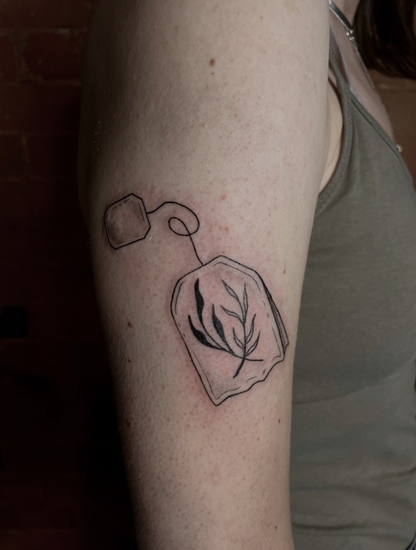 What&rsquo;s the tea? 🫖 ☕️

Artist: @tattoosbyabbeysmith 
Studio: @obscura.tattoo 
.
.
.
.
.
#tattooartist #ottawatattooartist #blackandgrey #blackandgreytattoo  #dotworktattoo #teabag #femaleartist #femaletattooartist #ottawatattoos #ottawafemalear
